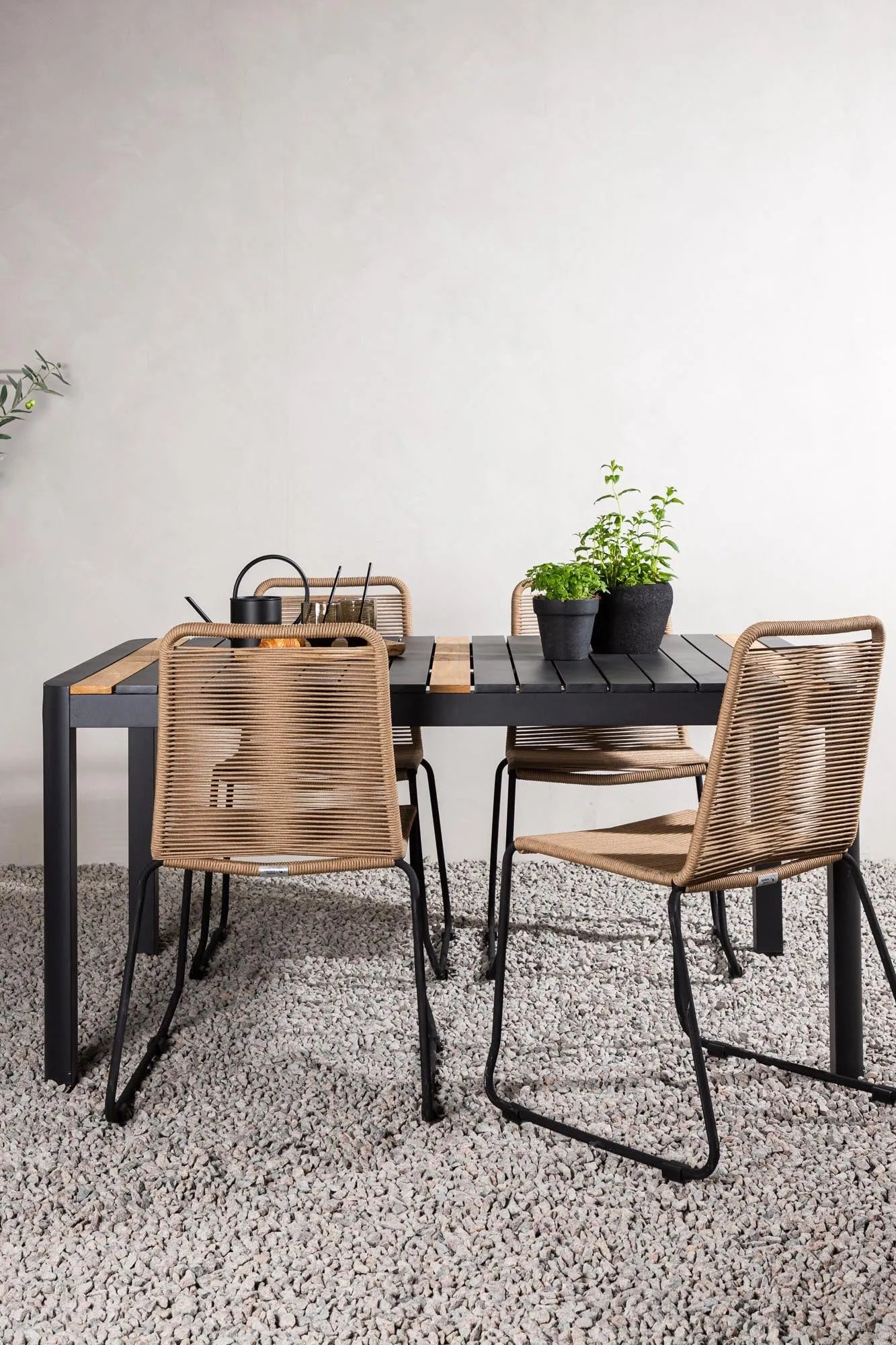 Togo Outdoor-Tischset + Lindos 150cm/4St. in Schwarz / Natur präsentiert im Onlineshop von KAQTU Design AG. Gartentischset ist von Venture Home