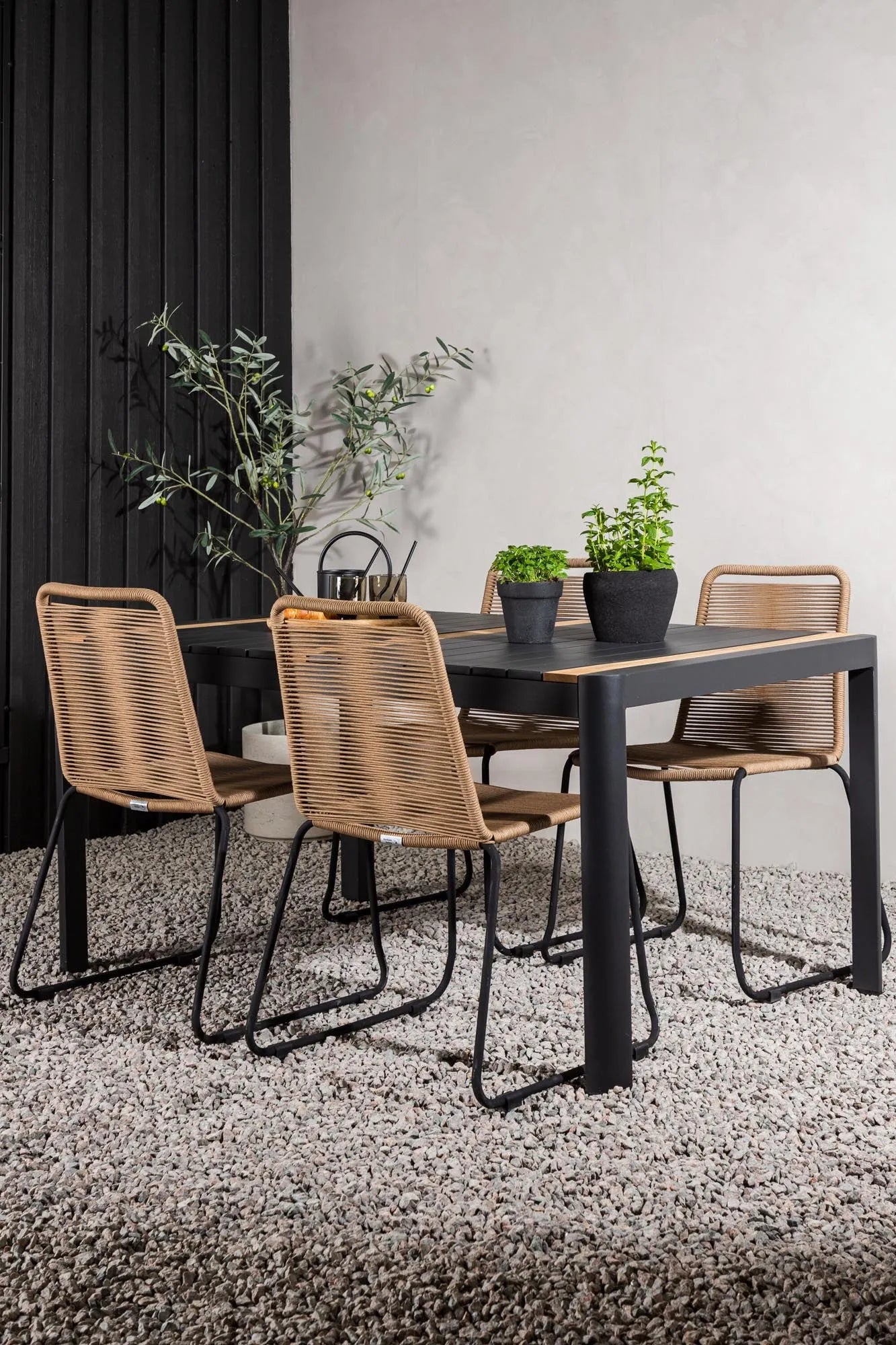 Togo Outdoor-Tischset + Lindos 150cm/4St. in Schwarz / Natur präsentiert im Onlineshop von KAQTU Design AG. Gartentischset ist von Venture Home