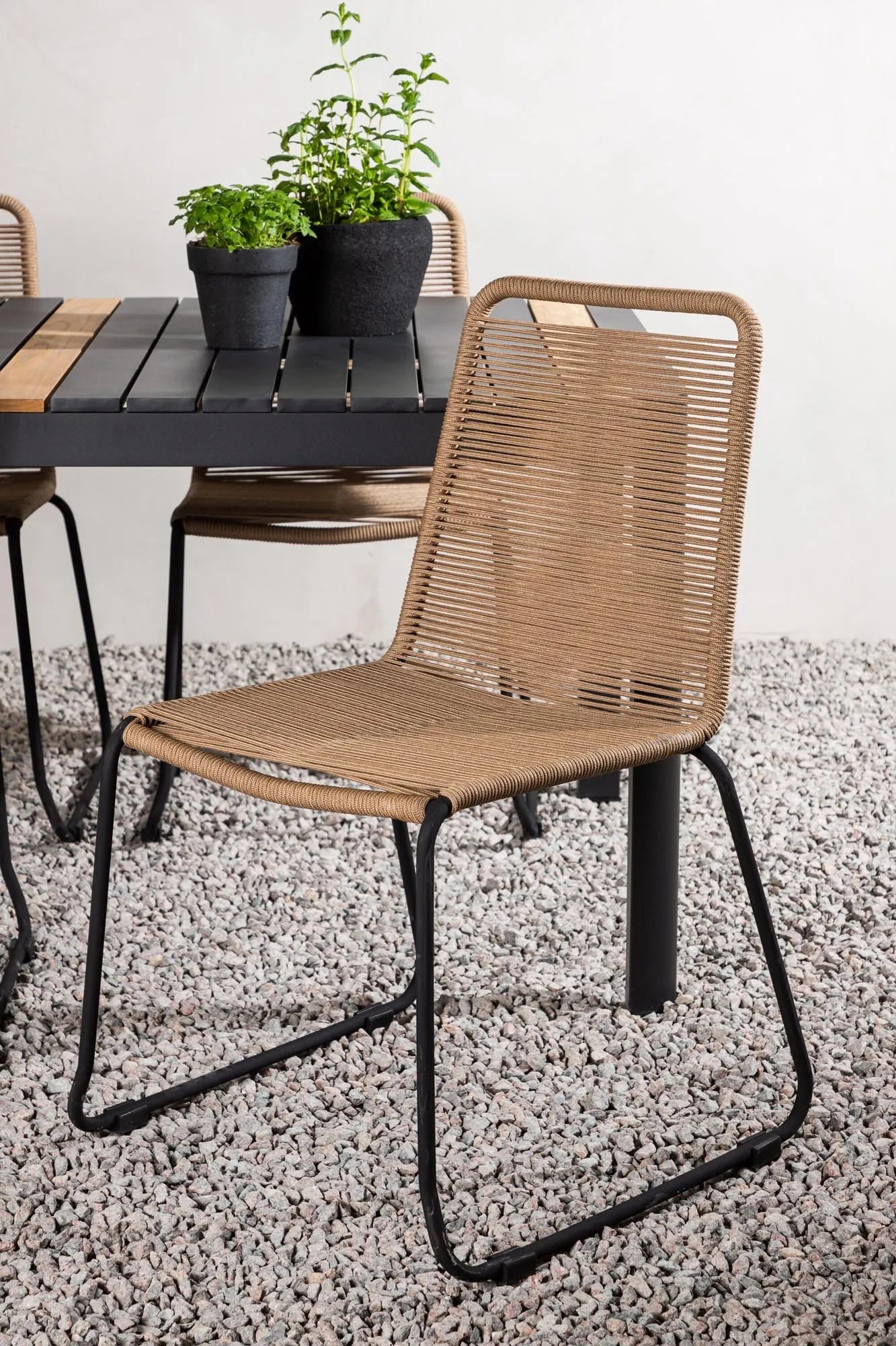 Togo Outdoor-Tischset + Lindos 150cm/4St. in Schwarz / Natur präsentiert im Onlineshop von KAQTU Design AG. Gartentischset ist von Venture Home