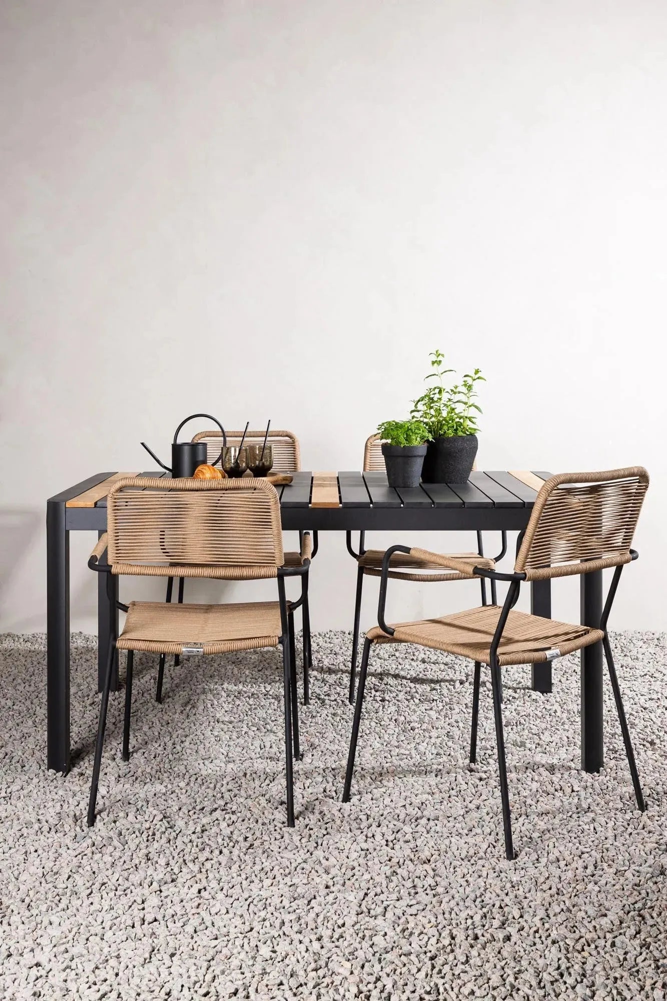 Togo Outdoor-Tischset + Lindos Armchair 150cm/4St. in Schwarz / Natur präsentiert im Onlineshop von KAQTU Design AG. Gartentischset ist von Venture Home