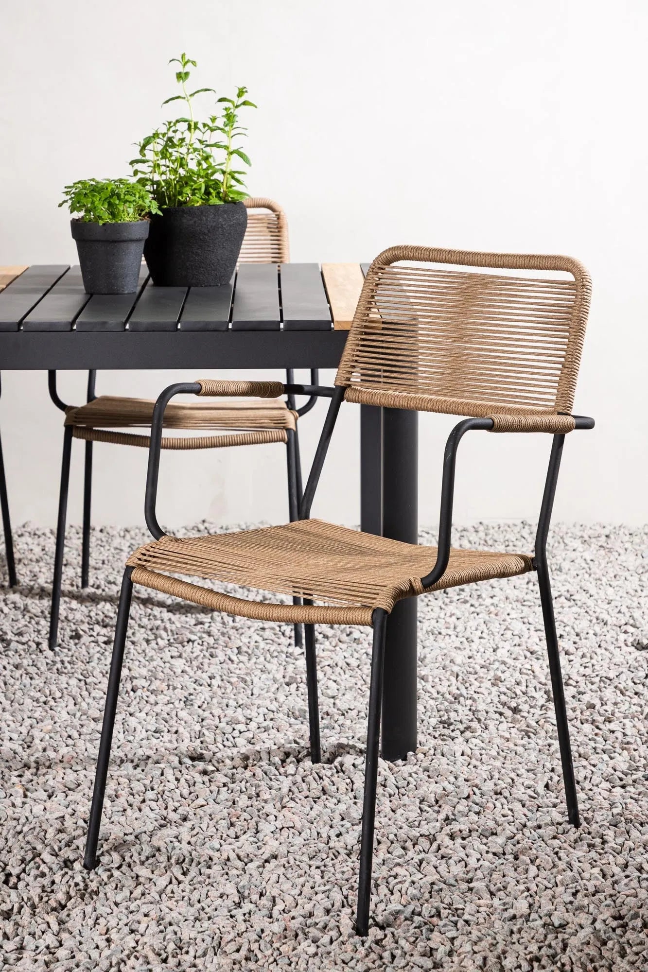 Togo Outdoor-Tischset + Lindos Armchair 150cm/4St. in Schwarz / Natur präsentiert im Onlineshop von KAQTU Design AG. Gartentischset ist von Venture Home