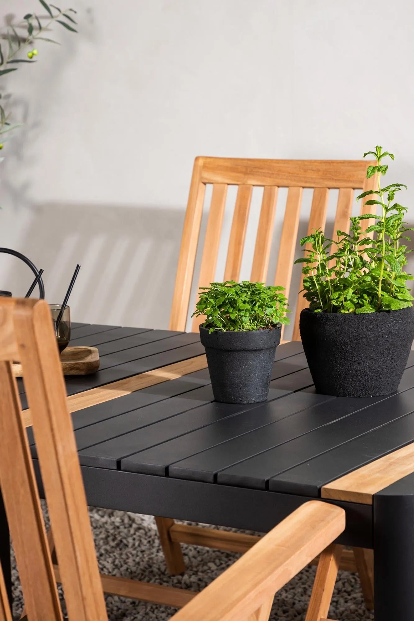 Togo Outdoor-Tischset + Kenya 150cm/4St. in Schwarz / Natur präsentiert im Onlineshop von KAQTU Design AG. Gartentischset ist von Venture Home