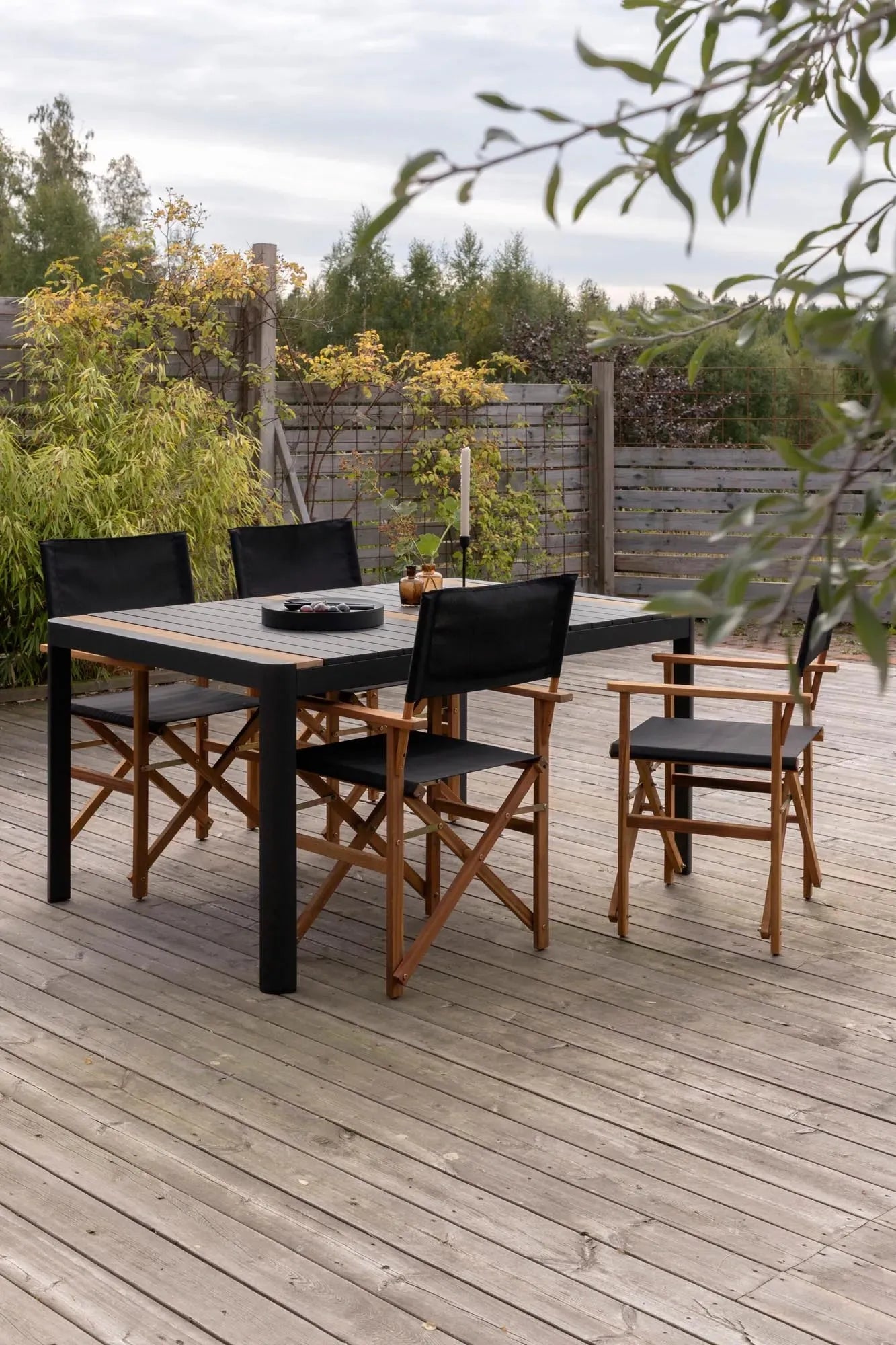 Elegantes Togo Outdoor-Tischset mit robustem Teakholz und komfortablen Marion-Stühlen für stilvolle Gartenmomente.