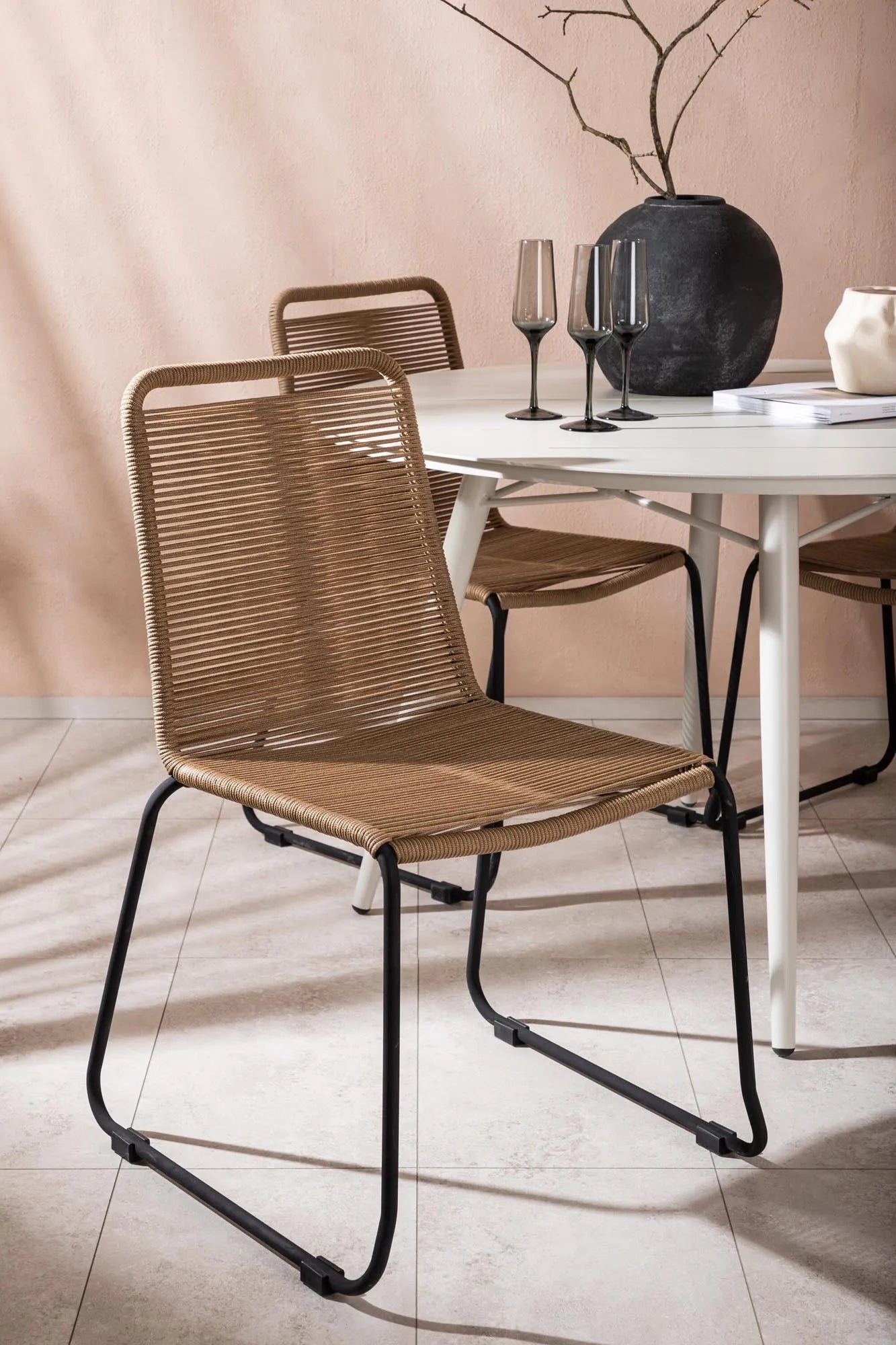 Lina Outdoor-Tischset + Lindos ⌀120cm/4St. in Schwarz Braun präsentiert im Onlineshop von KAQTU Design AG. Gartentischset ist von Venture Home