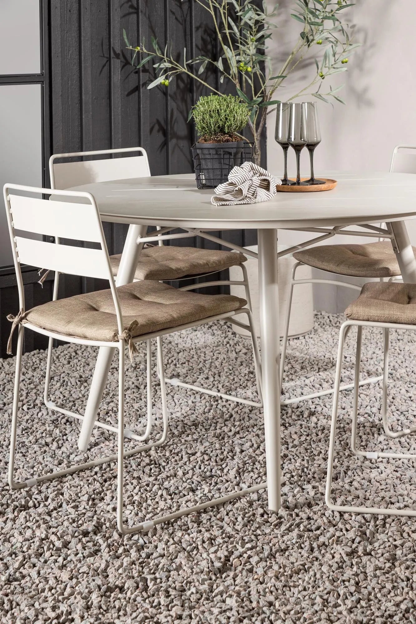 Lina Outdoor-Tischset ⌀120cm/4St. inkl. Kissen in Beige präsentiert im Onlineshop von KAQTU Design AG. Gartentischset ist von Venture Home