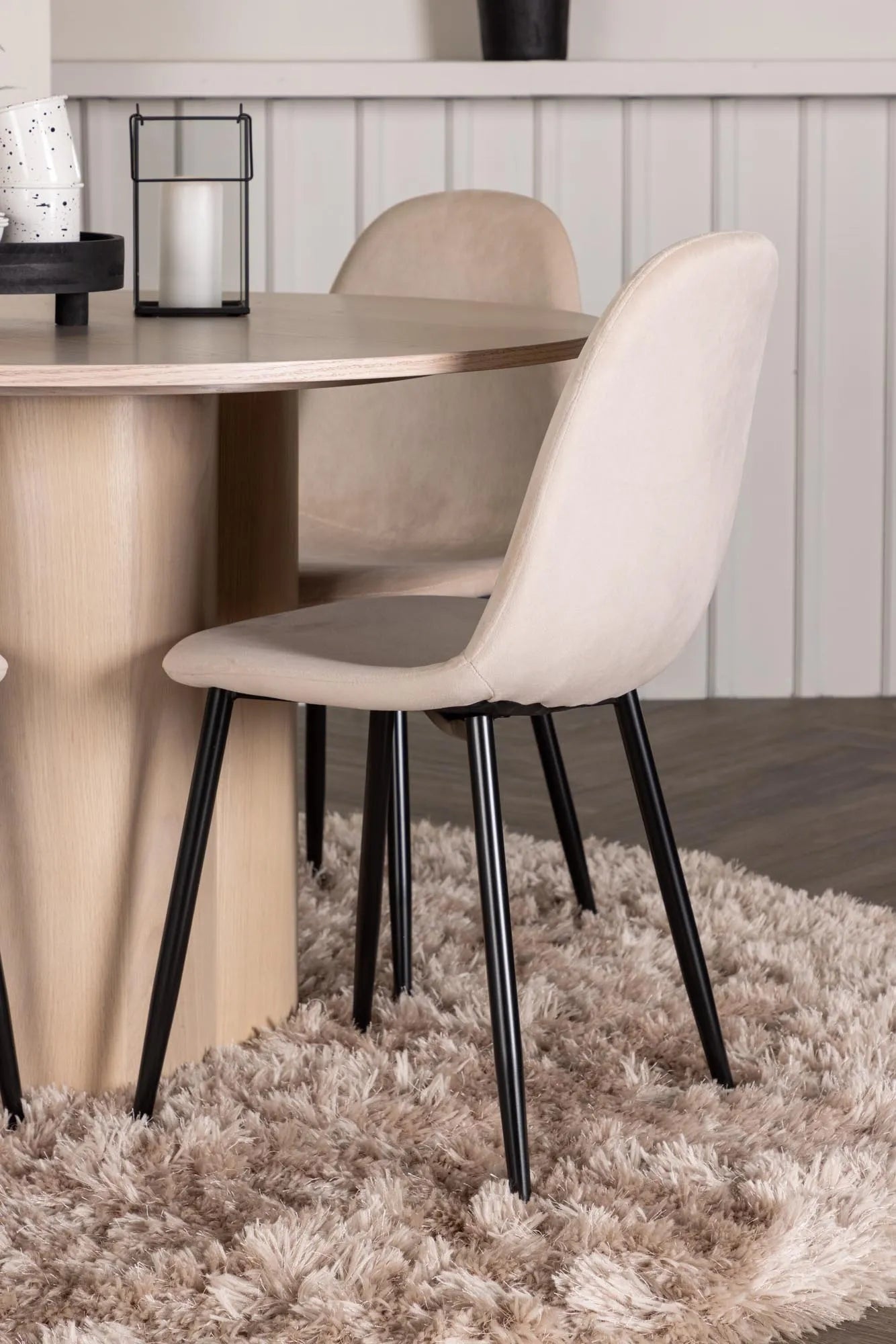 Olivia Esszimmer Set + Polar ⌀110cm/4St. in Beige / Schwarz präsentiert im Onlineshop von KAQTU Design AG. Esszimmerset ist von Venture Home