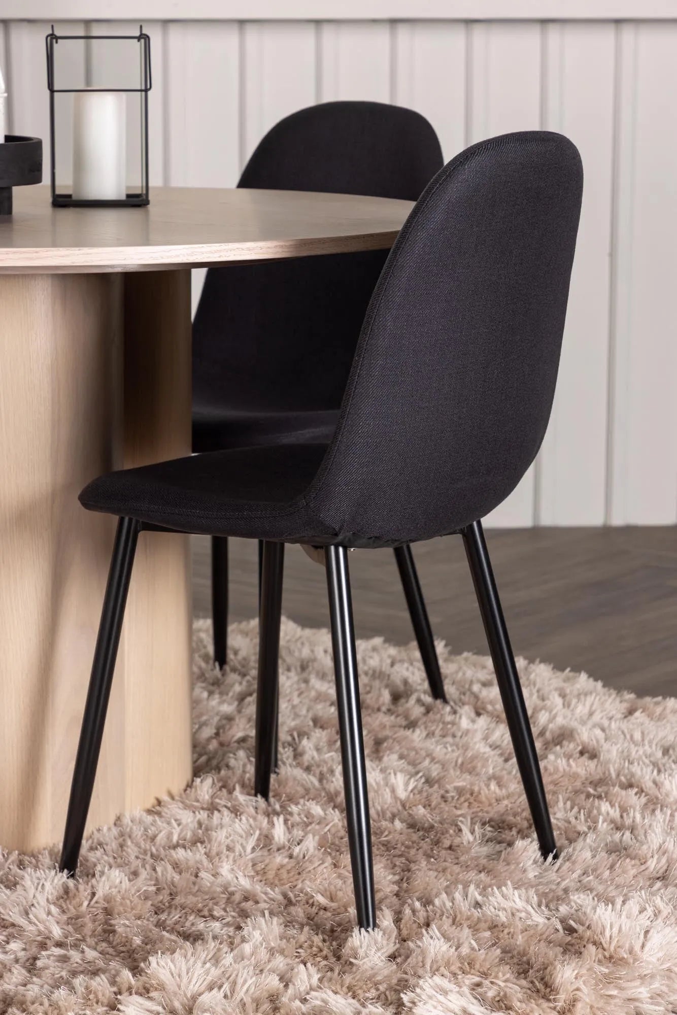 Olivia Esszimmer Set + Polar ⌀110cm/4St. in Beige / Schwarz präsentiert im Onlineshop von KAQTU Design AG. Esszimmerset ist von Venture Home