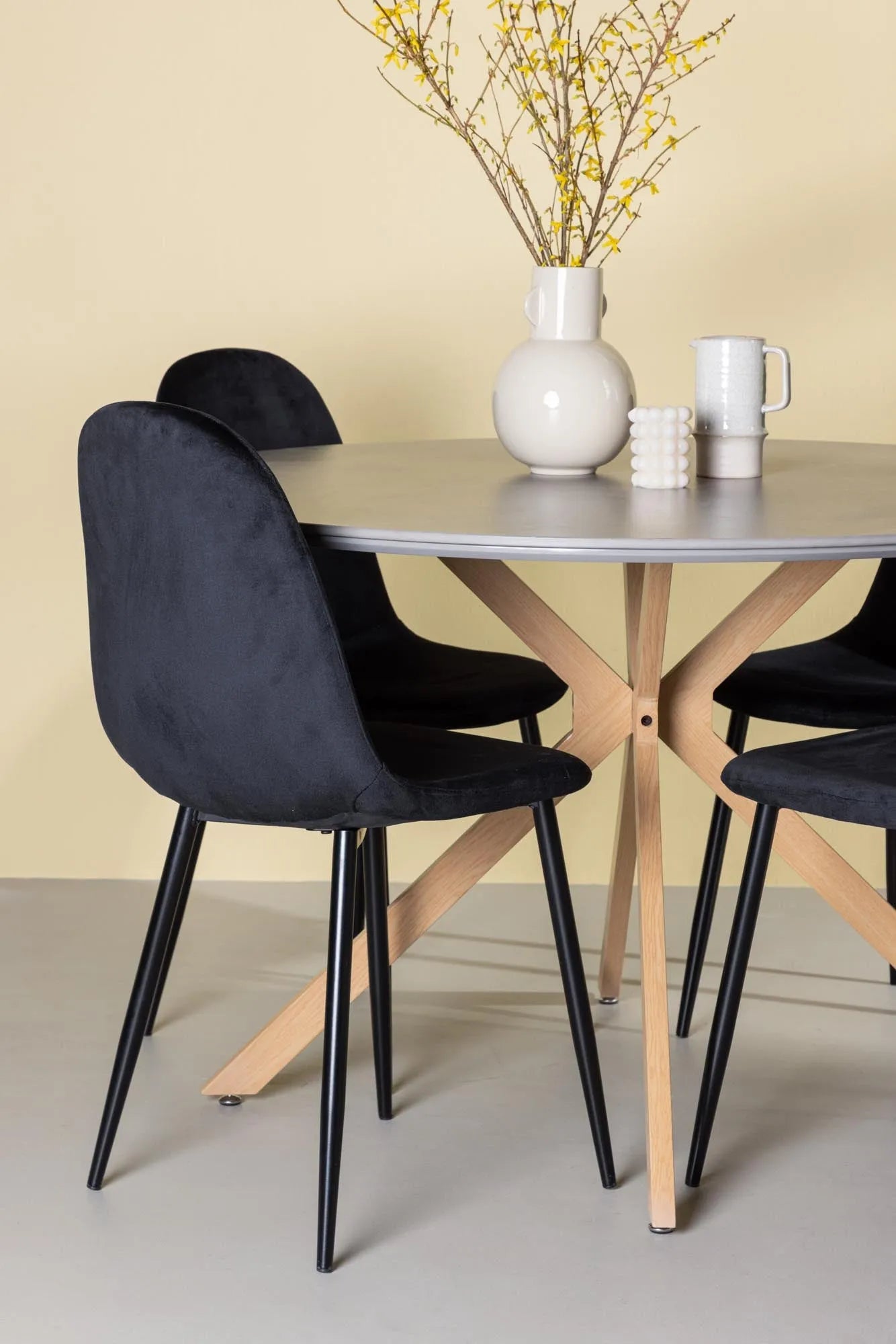 Piazza Esstisch + 4 x Polar Esszimmerstuhl in Schwarz präsentiert im Onlineshop von KAQTU Design AG. Esszimmerset ist von Venture Home