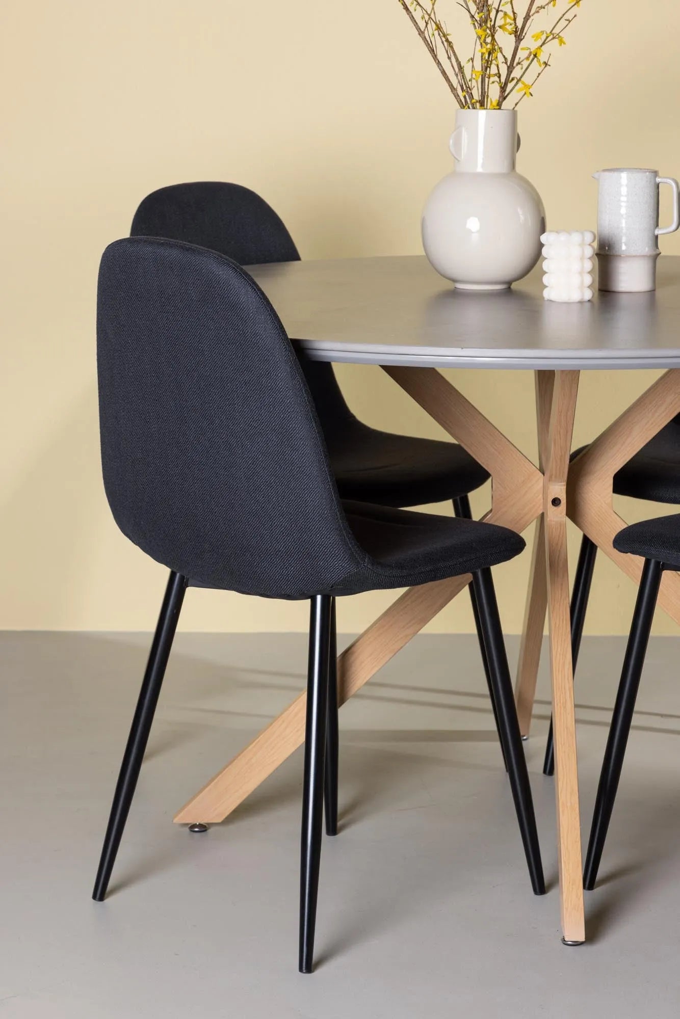 Piazza Esstisch + 4 x Polar Esszimmerstuhl in Schwarz präsentiert im Onlineshop von KAQTU Design AG. Esszimmerset ist von Venture Home