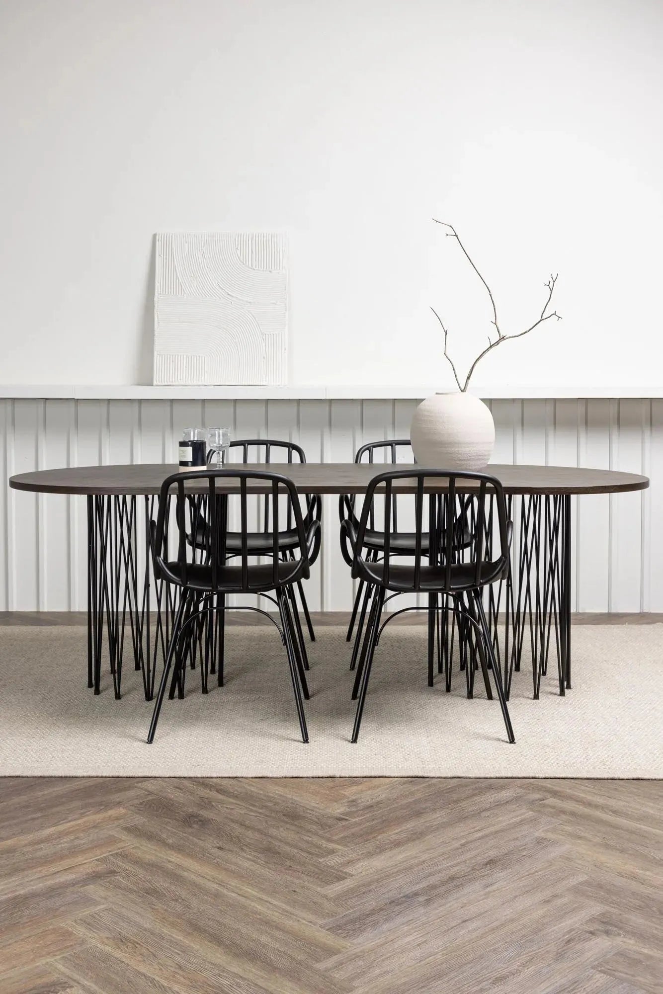 Elegantes Esszimmerset: Ovaler Tisch mit MDF-Furnier, stabile Metallgestelle, komfortable Dyrön-Stühle. Perfekt für gesellige Abende.