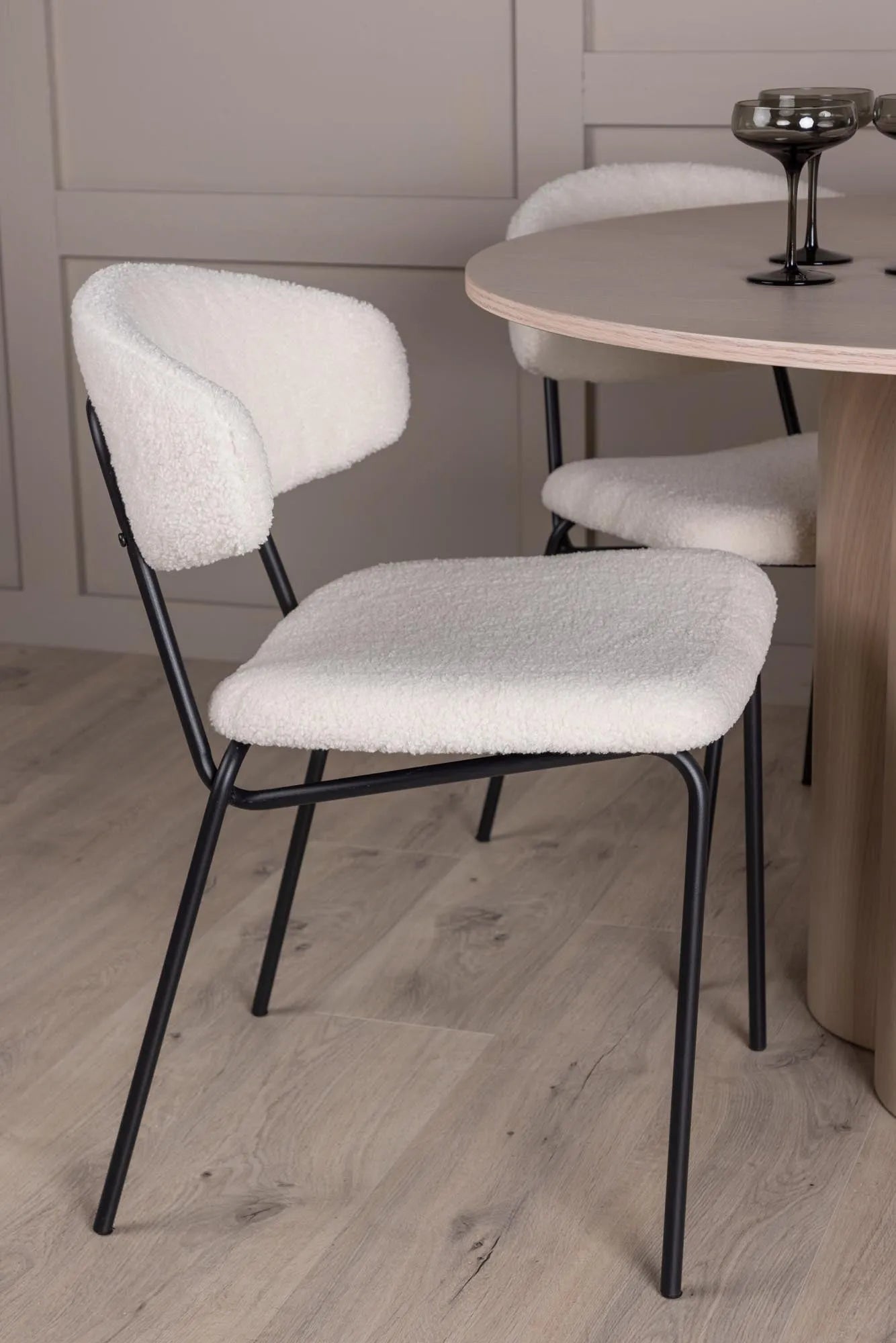 Olivia Esszimmer Set + Chico ⌀110cm/4St. in Braun / Weiss präsentiert im Onlineshop von KAQTU Design AG. Esszimmerset ist von Venture Home