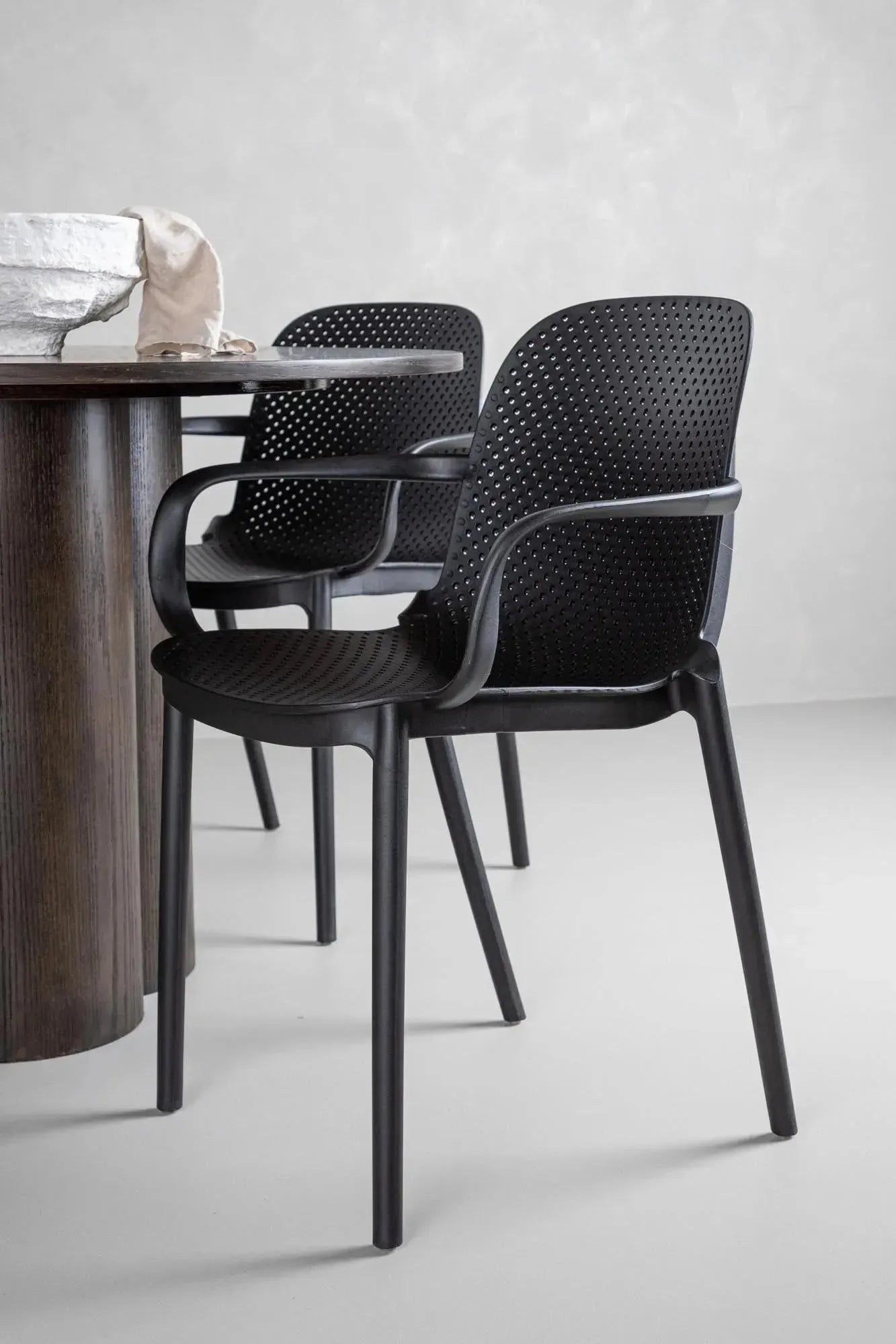 Olivia Esszimmer Set + Baltimore ⌀110cm/4St. in Schwarz präsentiert im Onlineshop von KAQTU Design AG. Esszimmerset ist von Venture Home