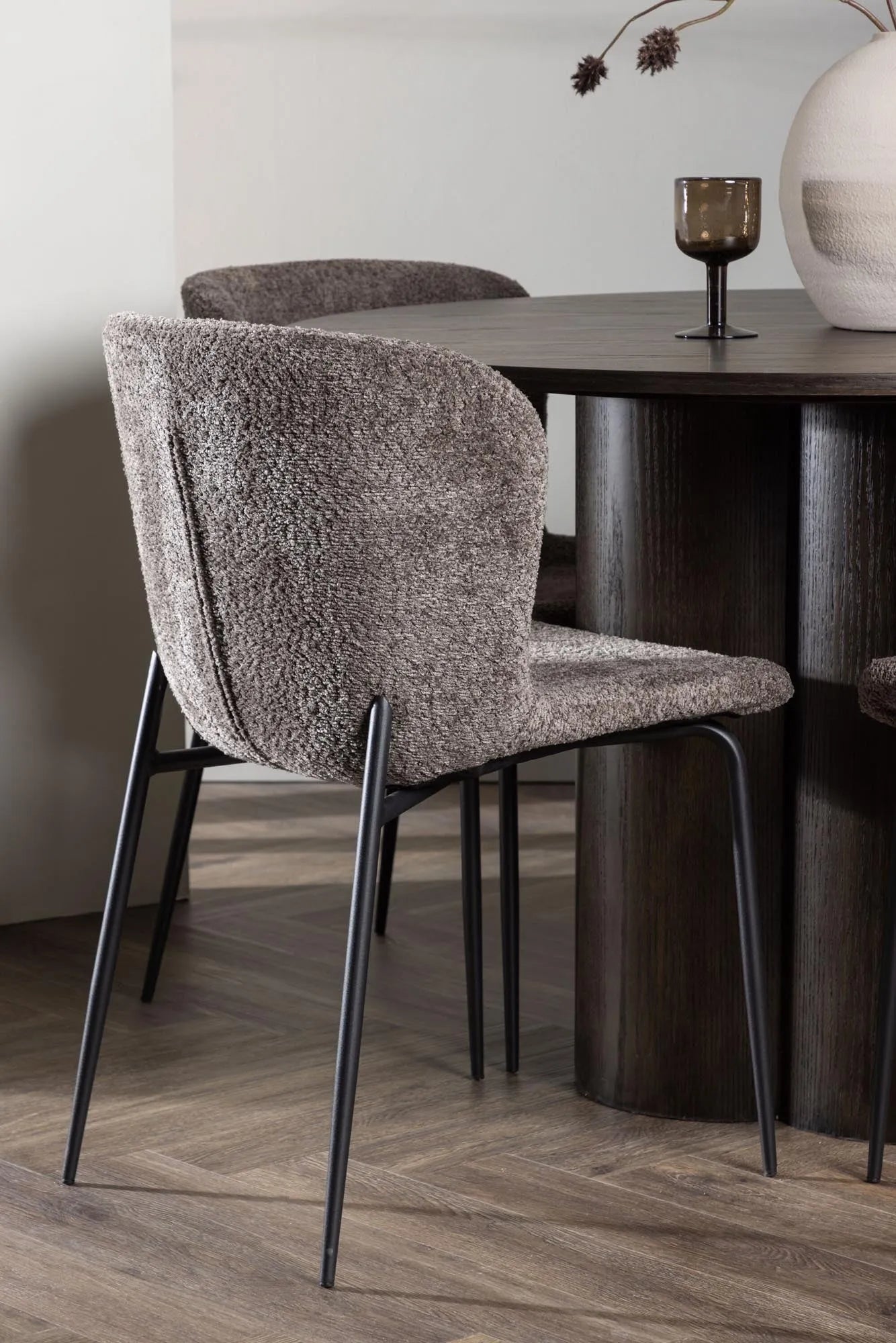 Olivia Esszimmer Set + Modesto ⌀110cm/4St. in Schwarz / Beige präsentiert im Onlineshop von KAQTU Design AG. Esszimmerset ist von Venture Home