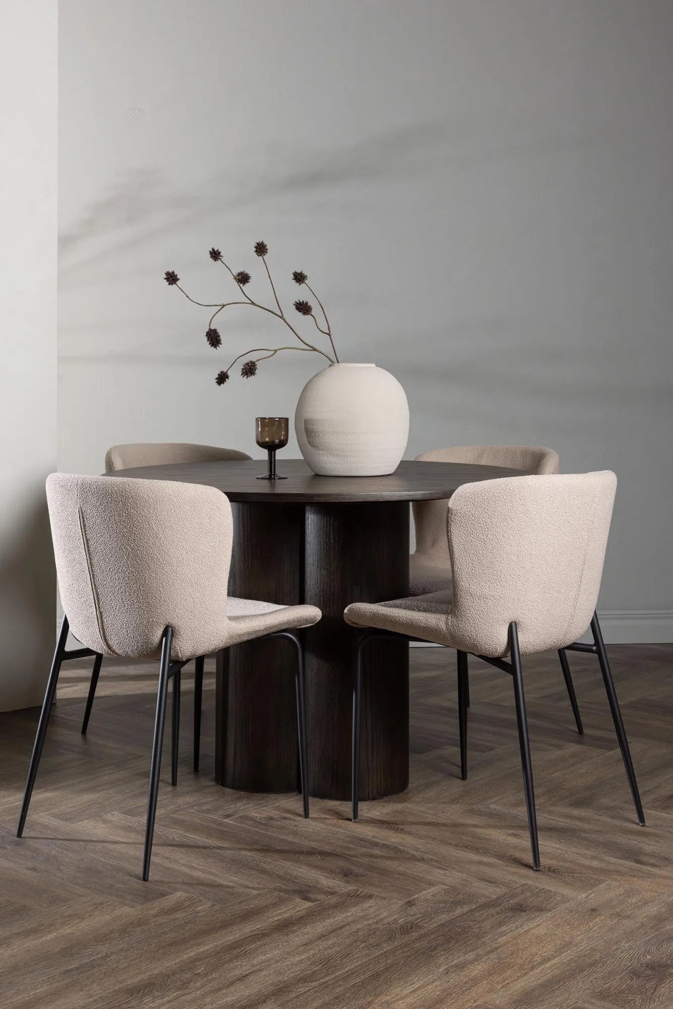 Olivia Esszimmer Set + Modesto ⌀110cm/4St. in Schwarz / Beige präsentiert im Onlineshop von KAQTU Design AG. Esszimmerset ist von Venture Home