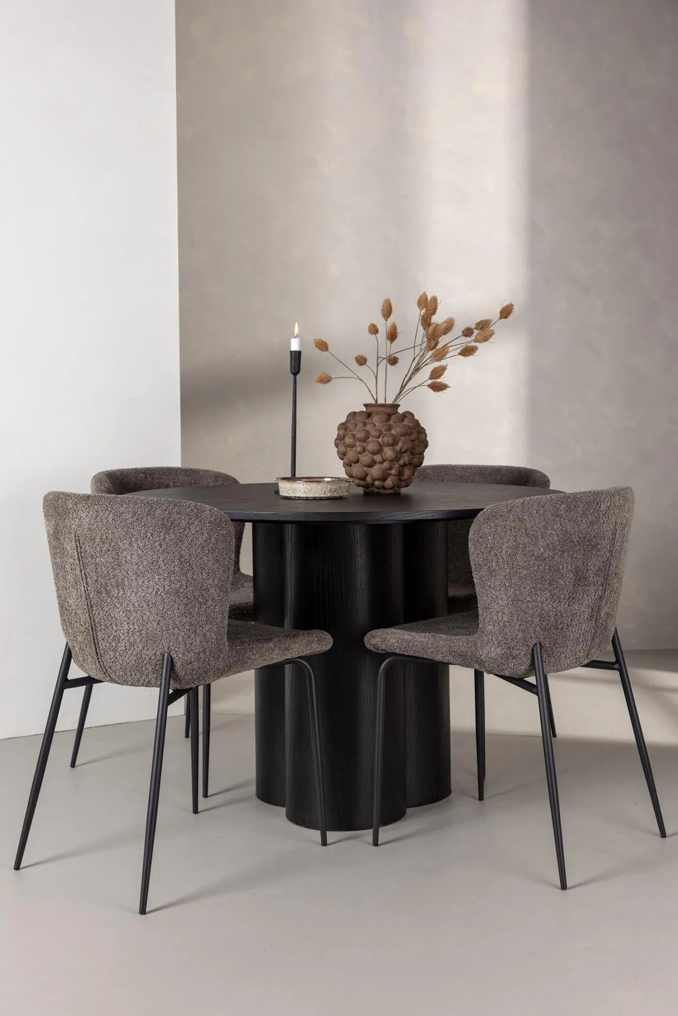 Olivia Esszimmer Set + Modesto ⌀110cm/4St. in Schwarz / Beige präsentiert im Onlineshop von KAQTU Design AG. Esszimmerset ist von Venture Home