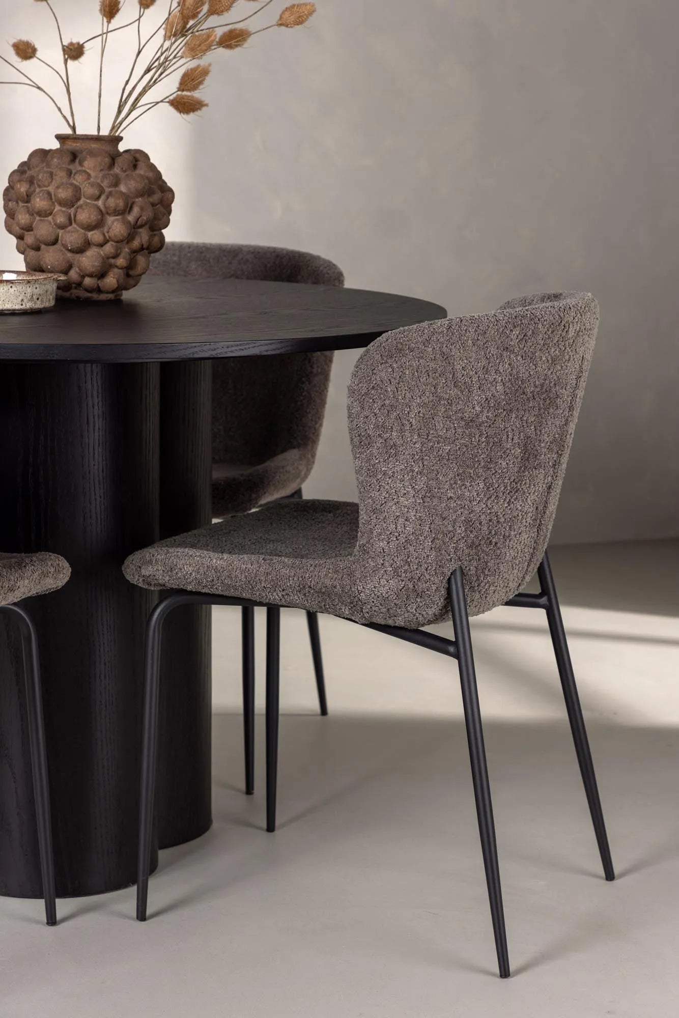 Olivia Esszimmer Set + Modesto ⌀110cm/4St. in Schwarz / Beige präsentiert im Onlineshop von KAQTU Design AG. Esszimmerset ist von Venture Home