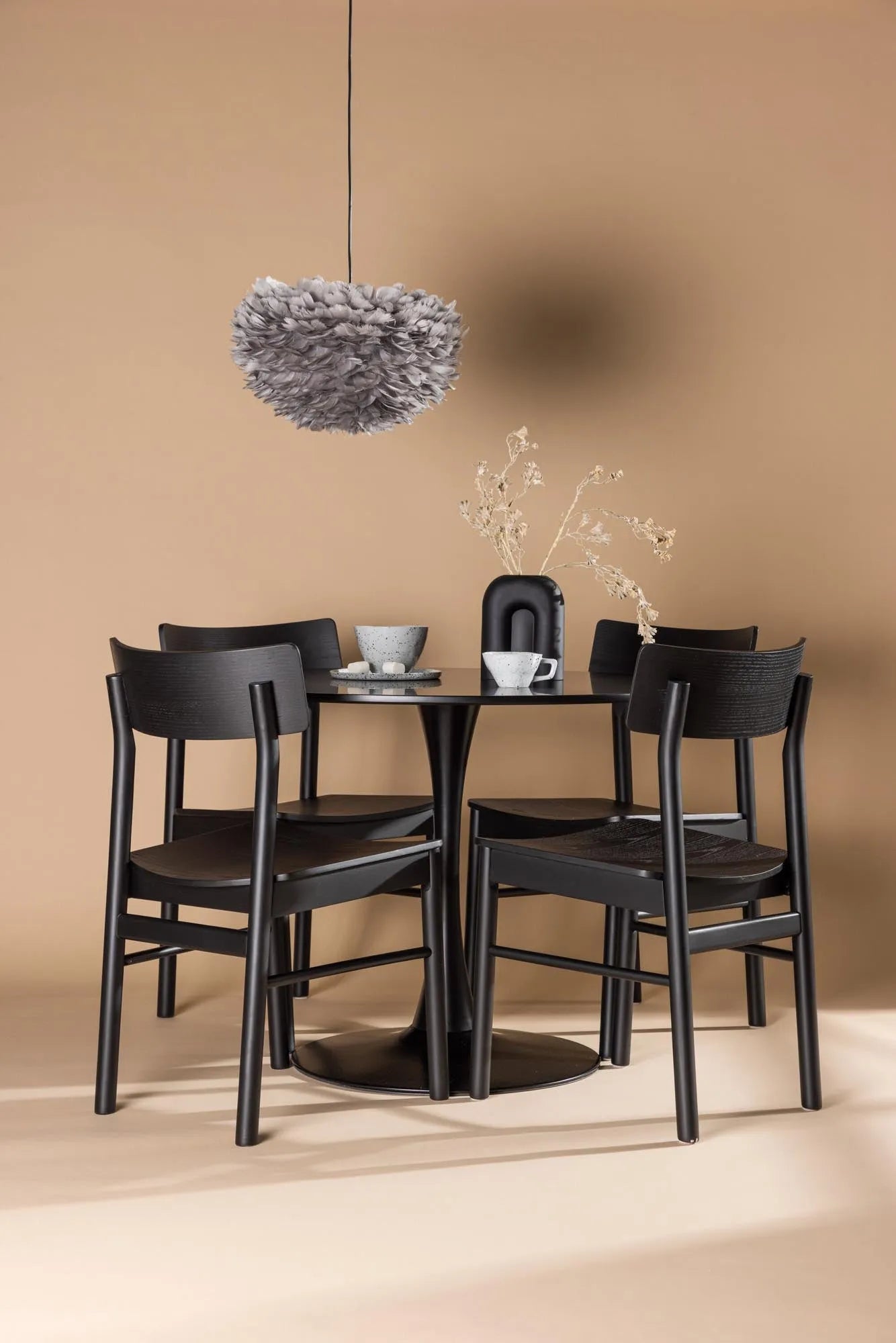 Glade Esstisch + 4 x Montros Esszimmerstuhl in Schwarz präsentiert im Onlineshop von KAQTU Design AG. Esszimmerset ist von Venture Home