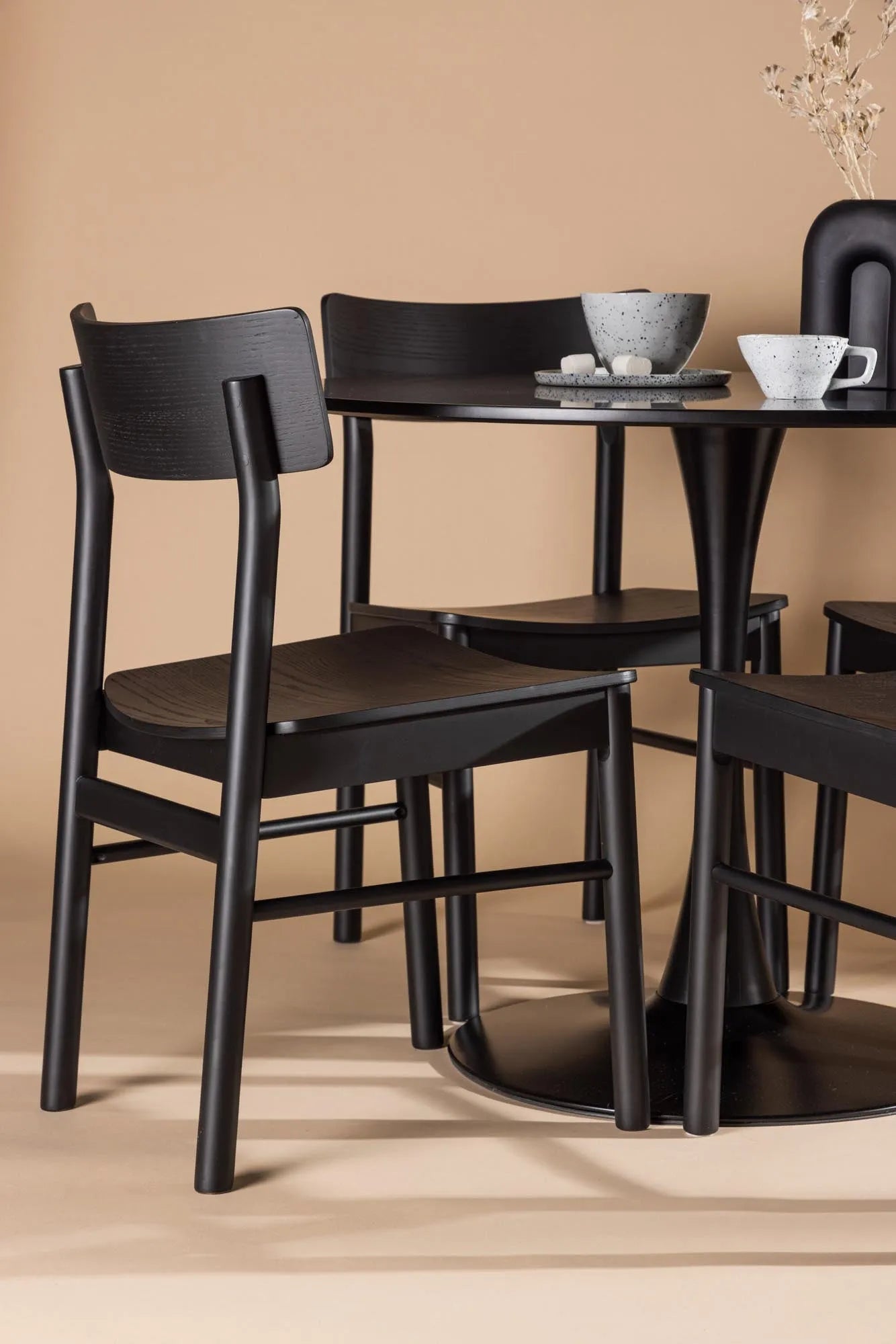 Glade Esstisch + 4 x Montros Esszimmerstuhl in Schwarz präsentiert im Onlineshop von KAQTU Design AG. Esszimmerset ist von Venture Home