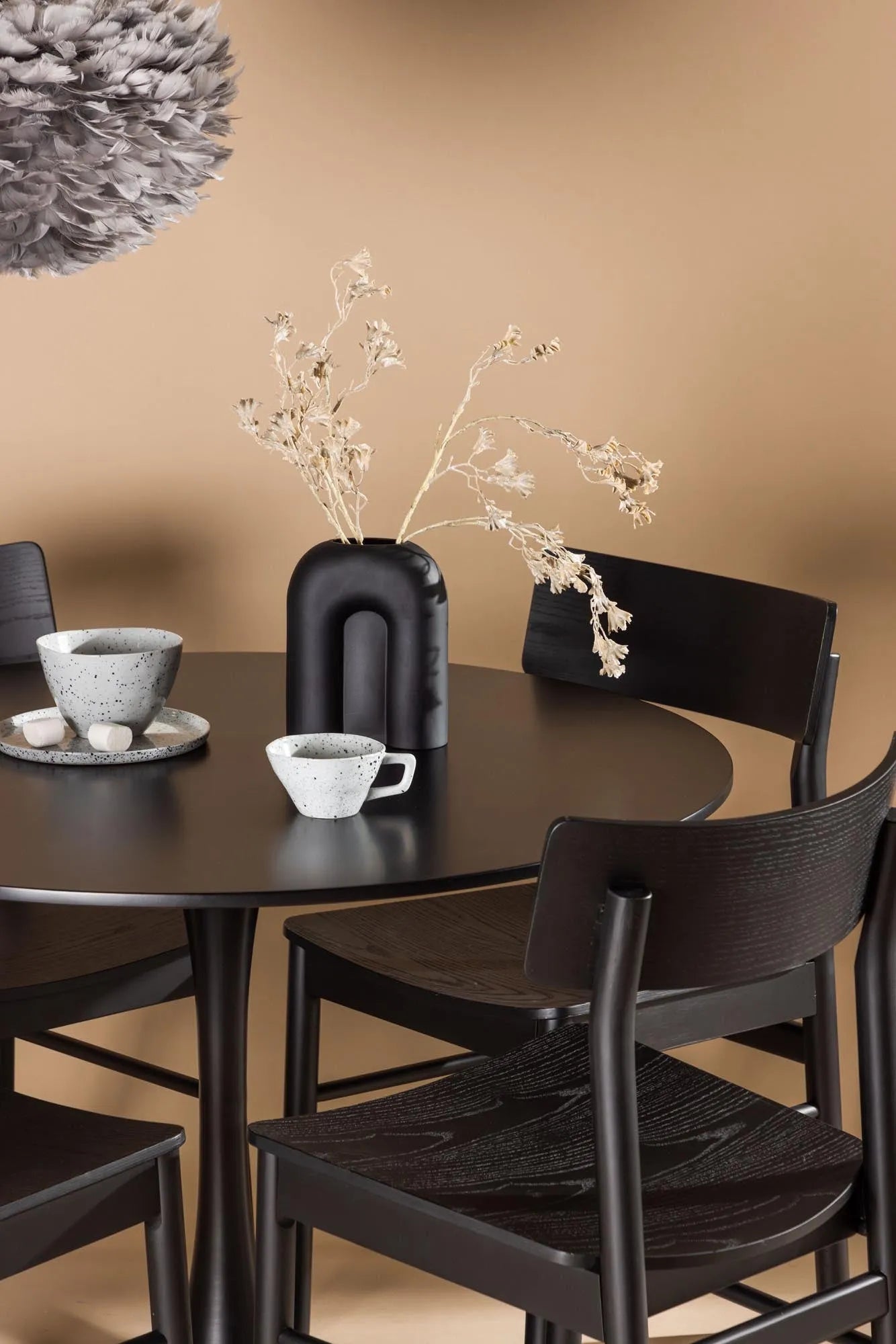 Glade Esstisch + 4 x Montros Esszimmerstuhl in Schwarz präsentiert im Onlineshop von KAQTU Design AG. Esszimmerset ist von Venture Home