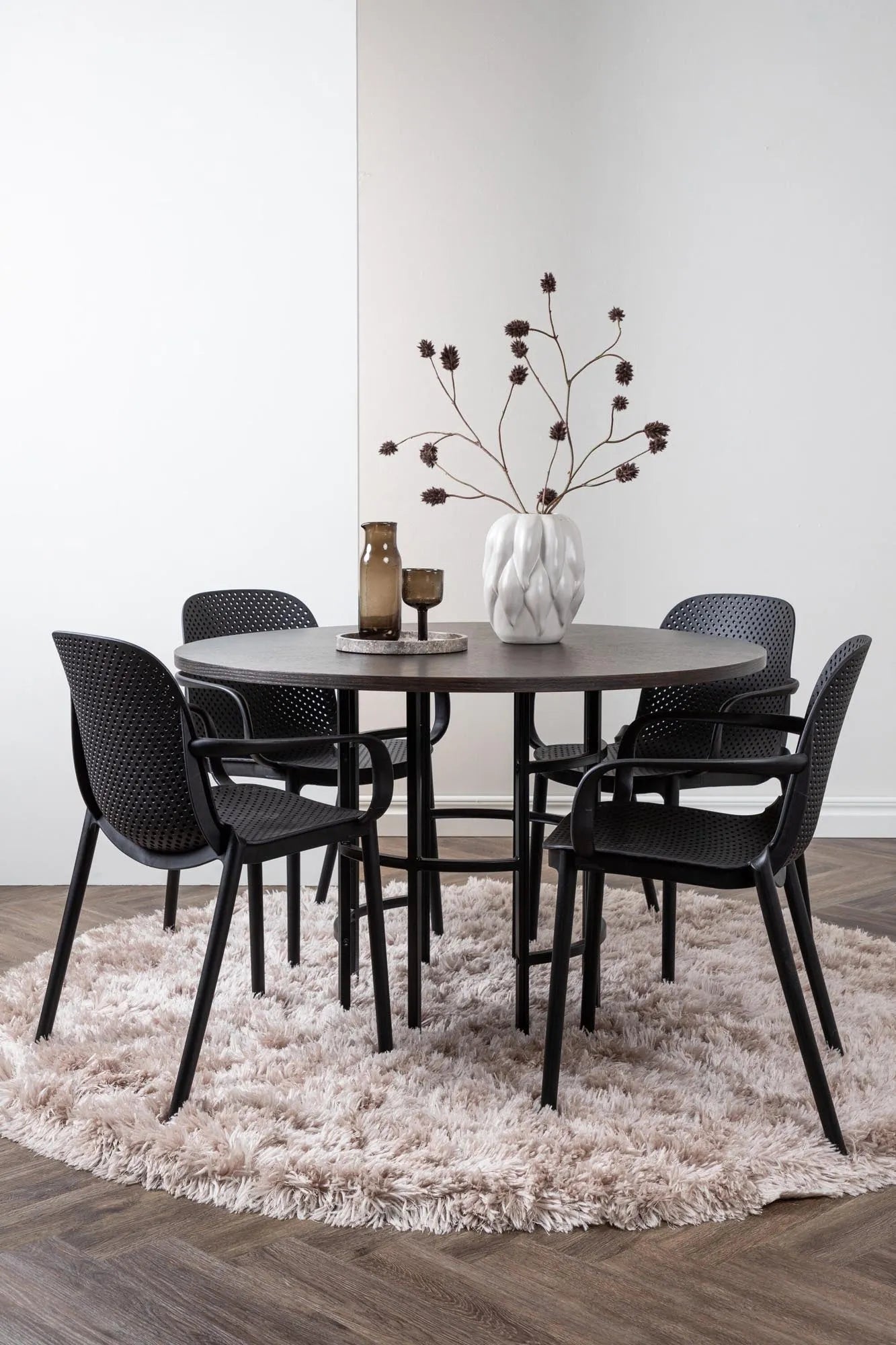 Esszimmerset Copenhagen + Baltimore ⌀115cm/4St. in Schwarz präsentiert im Onlineshop von KAQTU Design AG. Esszimmerset ist von Venture Home