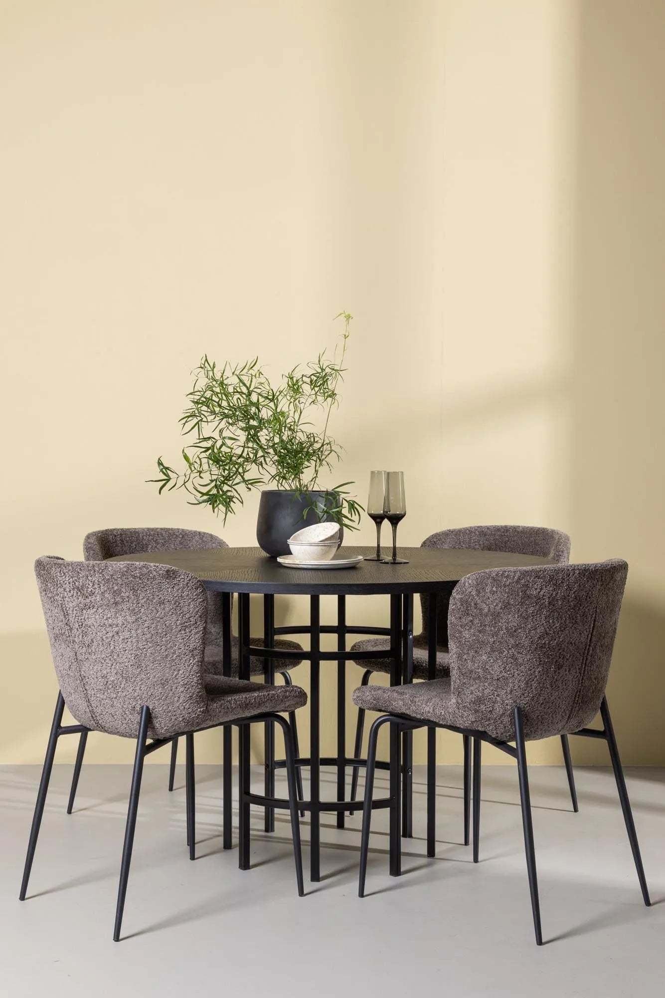 Esszimmerset Copenhagen + Modesto ⌀115cm/4St. in Beige / Schwarz präsentiert im Onlineshop von KAQTU Design AG. Esszimmerset ist von Venture Home