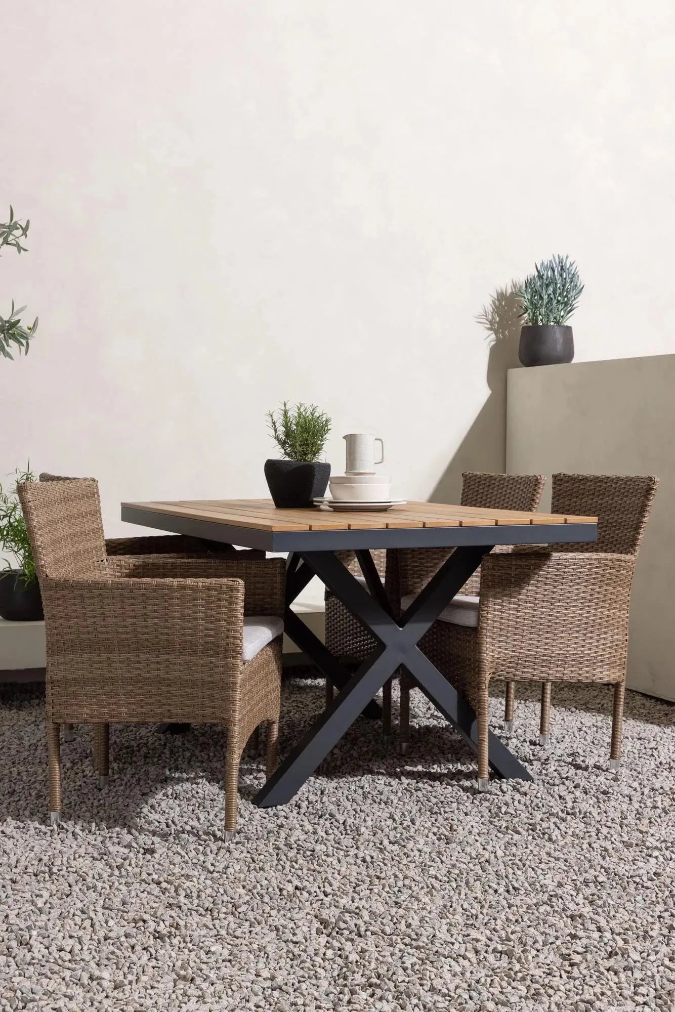 Garcia Outdoor-Tischset + Malina 150cm/4St. in Schwarz, Natur präsentiert im Onlineshop von KAQTU Design AG. Gartentischset ist von Venture Home