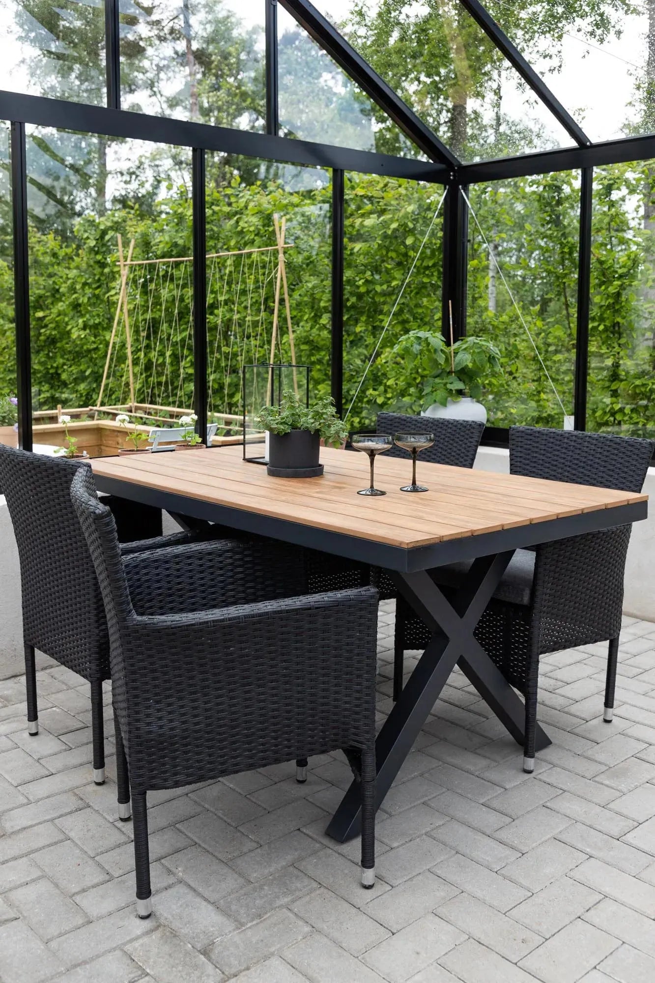 Garcia Outdoor-Tischset + Malina 150cm/4St. in Schwarz, Natur präsentiert im Onlineshop von KAQTU Design AG. Gartentischset ist von Venture Home