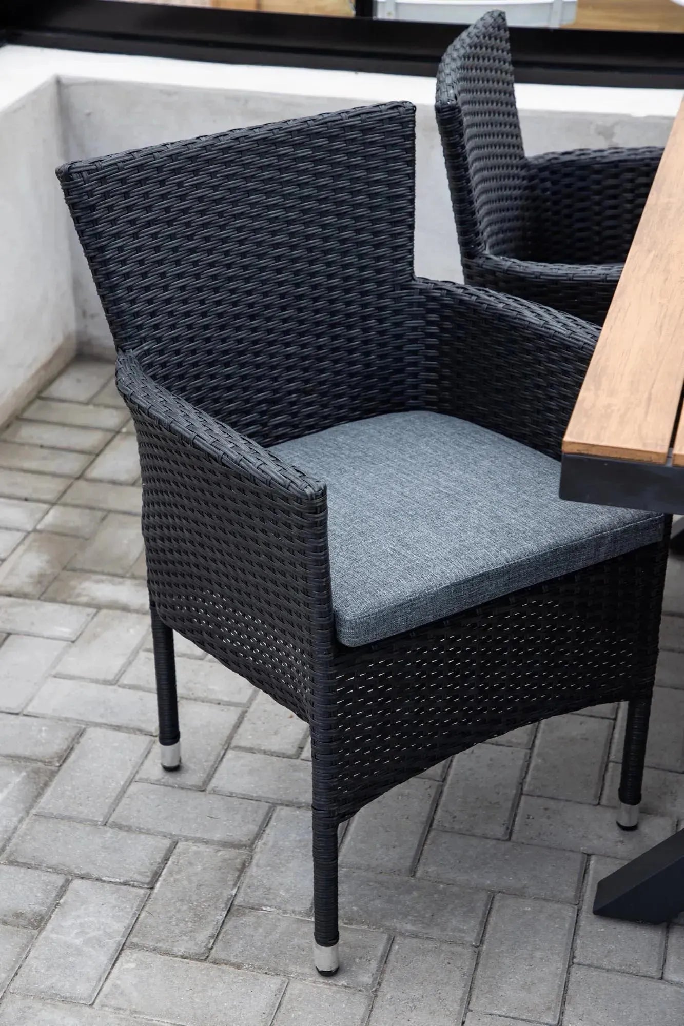 Garcia Outdoor-Tischset + Malina 150cm/4St. in Schwarz, Natur präsentiert im Onlineshop von KAQTU Design AG. Gartentischset ist von Venture Home