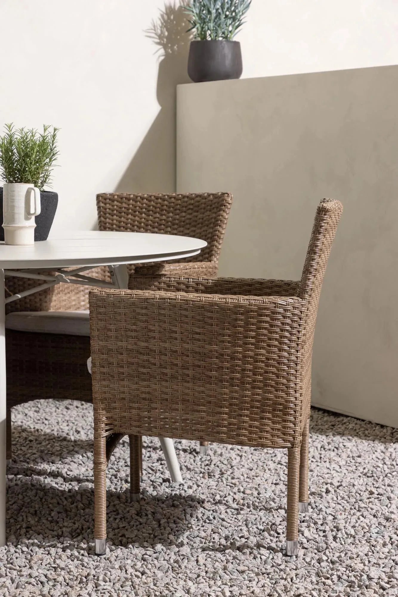 Lina Outdoor-Tischset + Malina ⌀120cm/4St. in Beige / Schwarz präsentiert im Onlineshop von KAQTU Design AG. Gartentischset ist von Venture Home