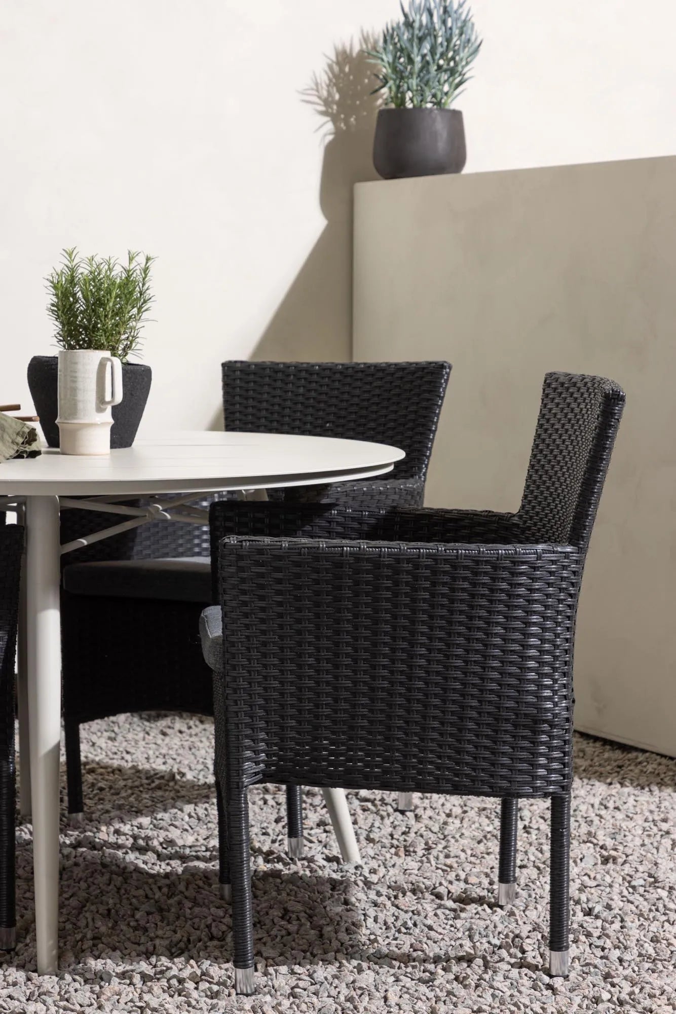 Lina Outdoor-Tischset + Malina ⌀120cm/4St. in Beige / Schwarz präsentiert im Onlineshop von KAQTU Design AG. Gartentischset ist von Venture Home