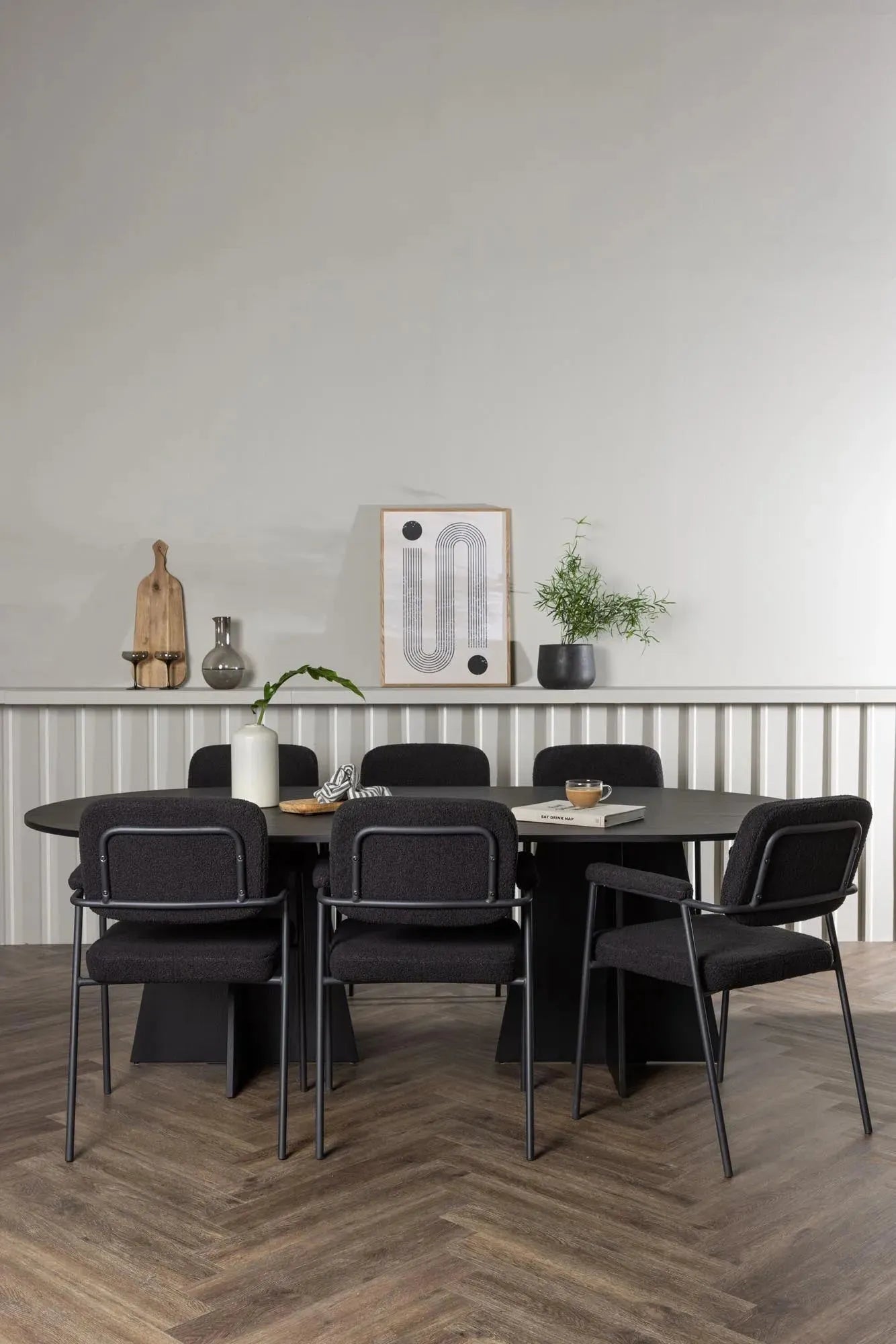 Elegantes Esszimmerset mit ovalem Tisch und 6 bequemen Stühlen im skandinavischen Design, ideal für stilvolle Runden.