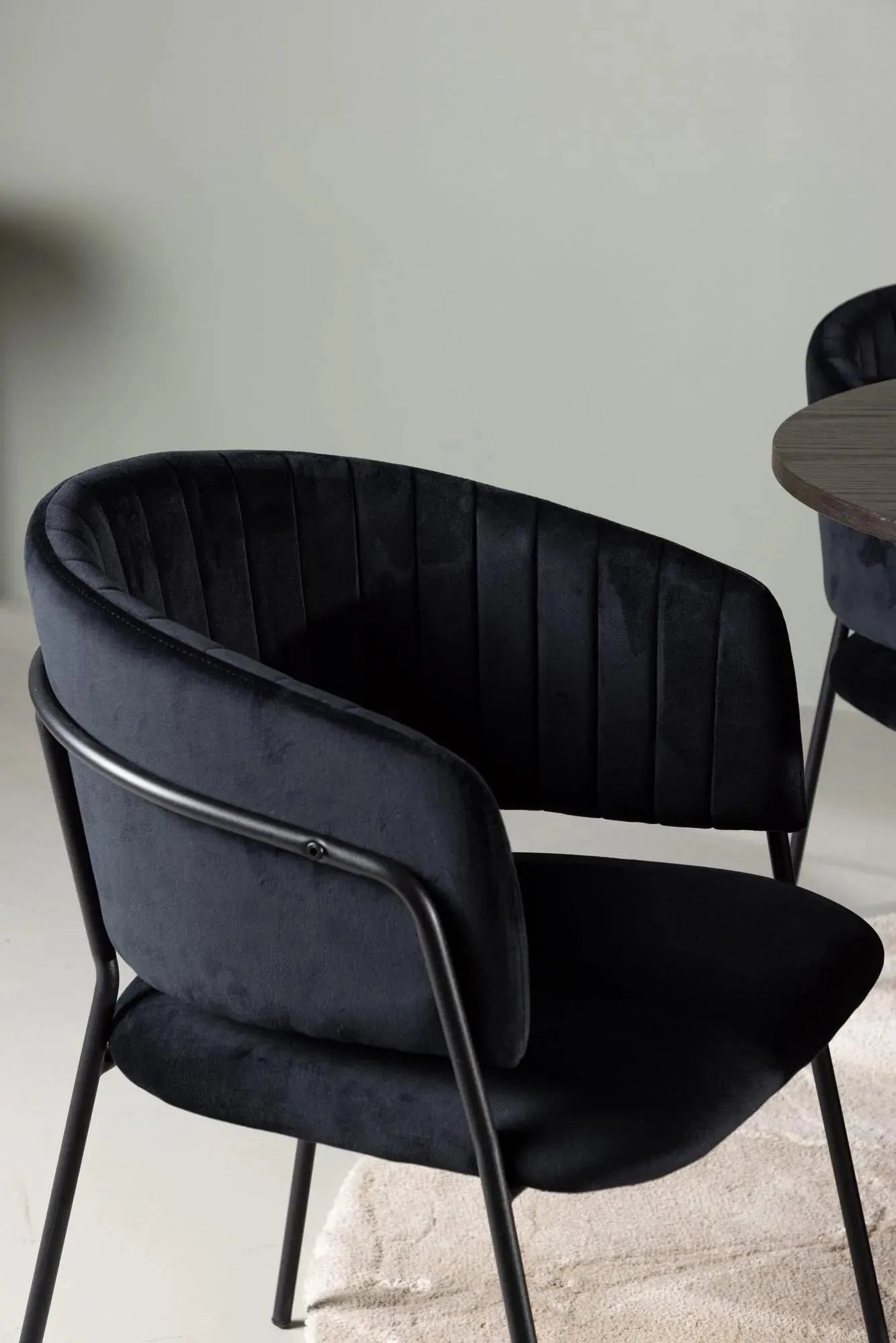 Olivia Esszimmerset + Selma ⌀110cm/4St. in Schwarz präsentiert im Onlineshop von KAQTU Design AG. Esszimmerset ist von Venture Home