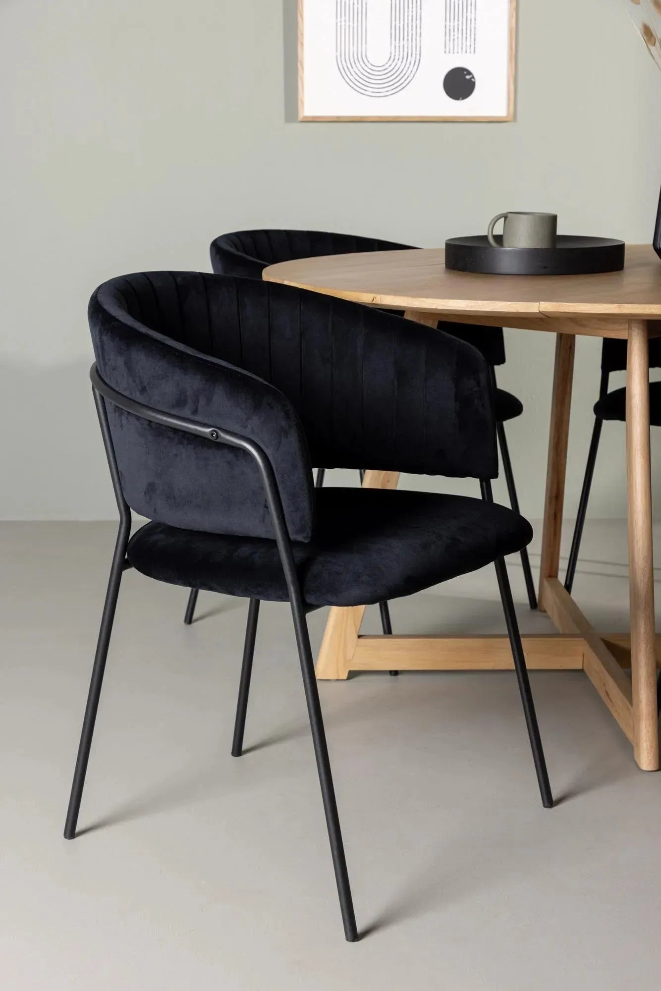 Elegantes Yadikon Esszimmerset für moderne Wohnräume von Venture Home.