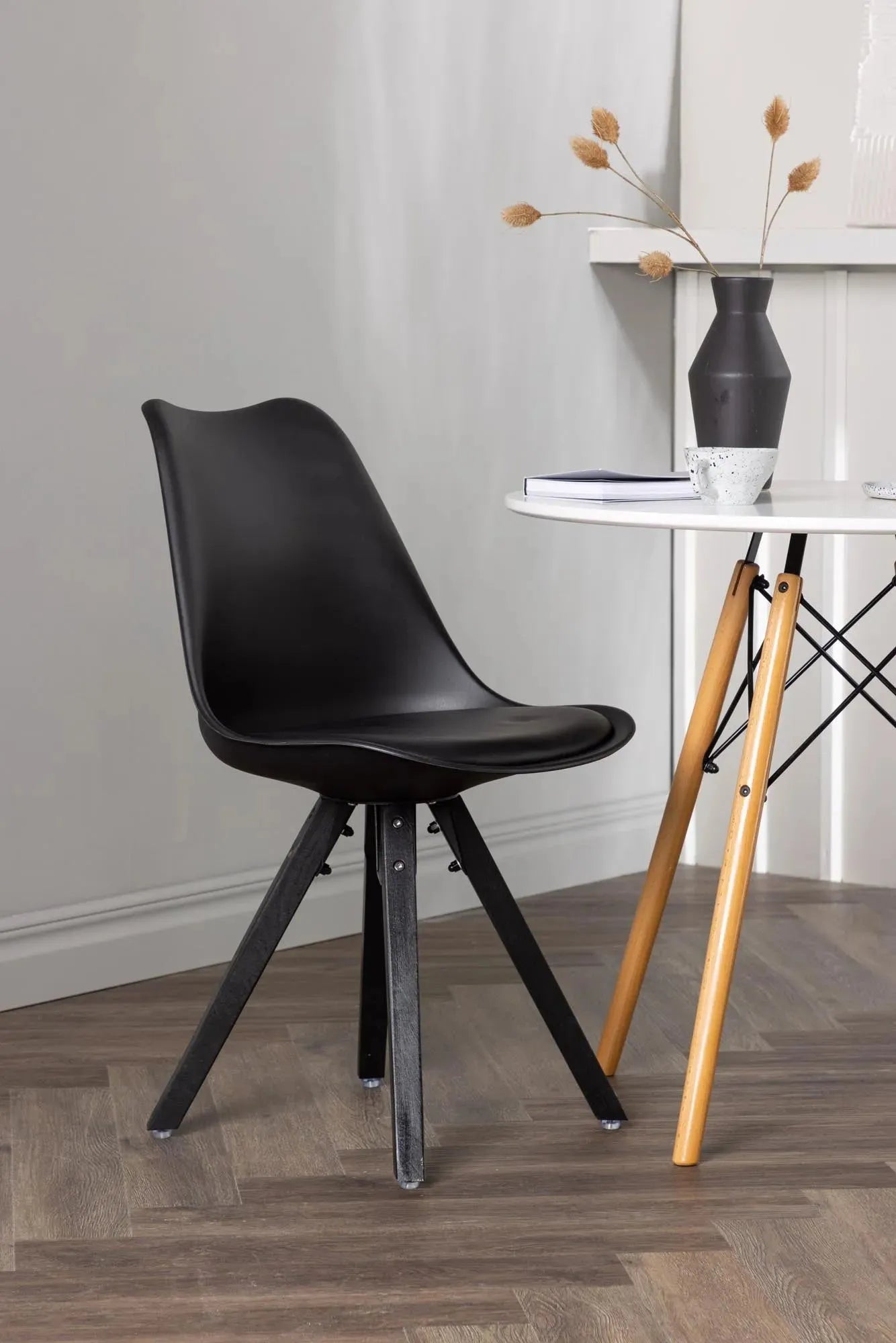 Danburi Esstischset + Zeno ⌀60cm/2St. in Schwarz präsentiert im Onlineshop von KAQTU Design AG. Esszimmerset ist von Venture Home