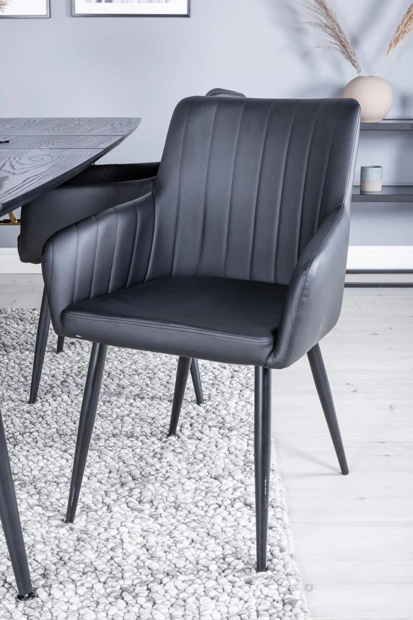 Esszimmer Set Gold mit Stuhl Comfort in Schwarz Schwarz präsentiert im Onlineshop von KAQTU Design AG. Esszimmerset ist von Venture Home