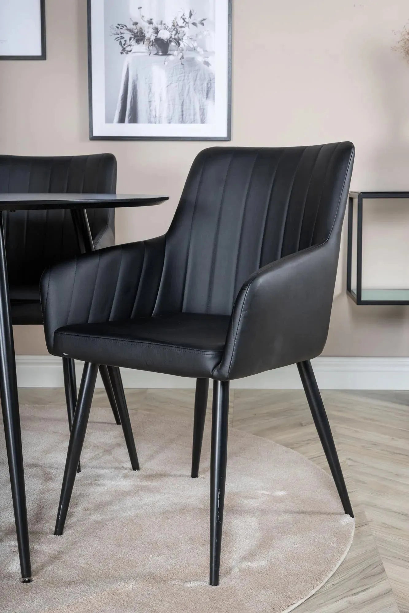 Esszimmer Set Silar mit Stuhl Comfort in Schwarz Schwarz präsentiert im Onlineshop von KAQTU Design AG. Esszimmerset ist von Venture Home