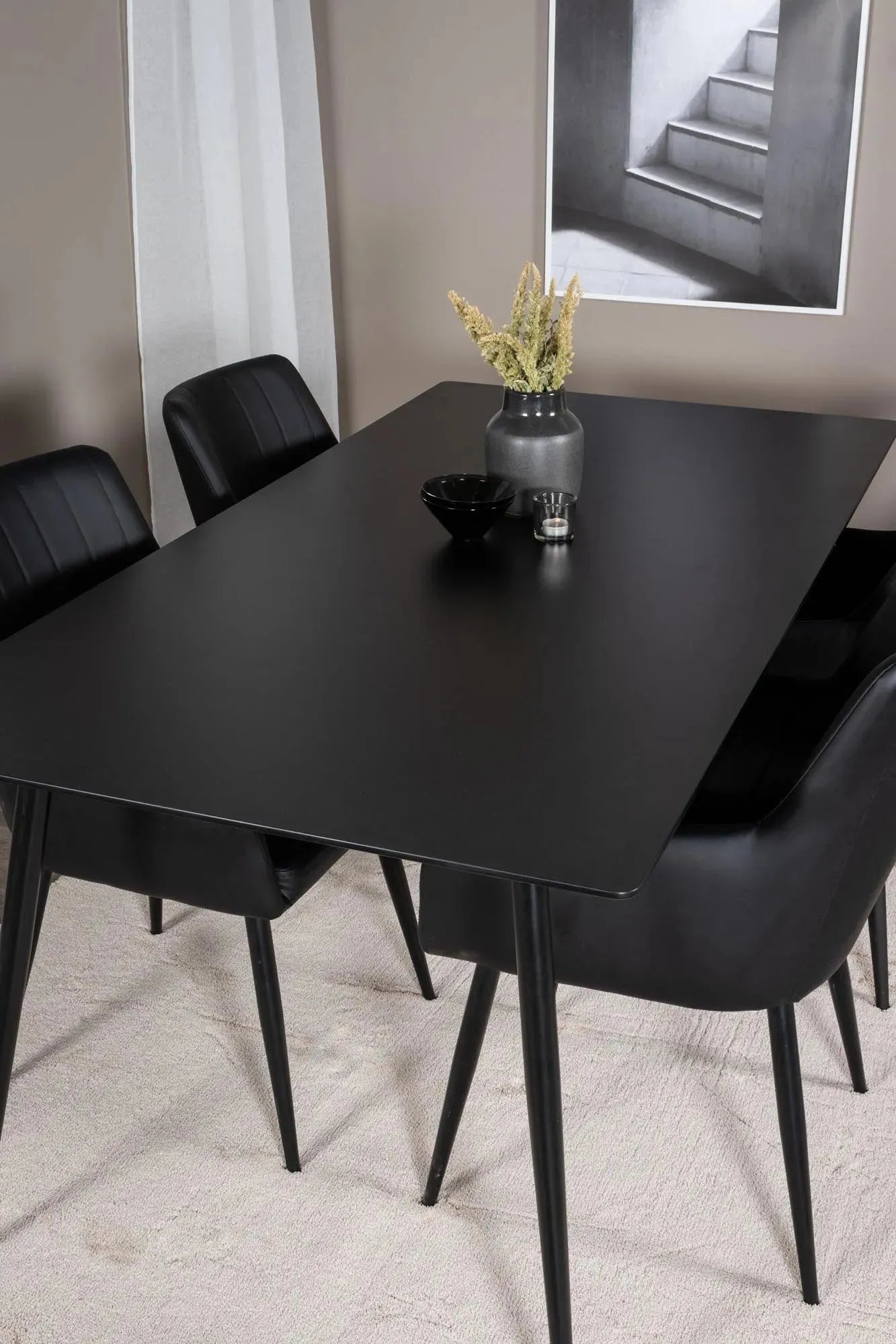 Esszimmer Set Silar mit Stuhl Comfort in Schwarz Schwarz präsentiert im Onlineshop von KAQTU Design AG. Esszimmerset ist von Venture Home