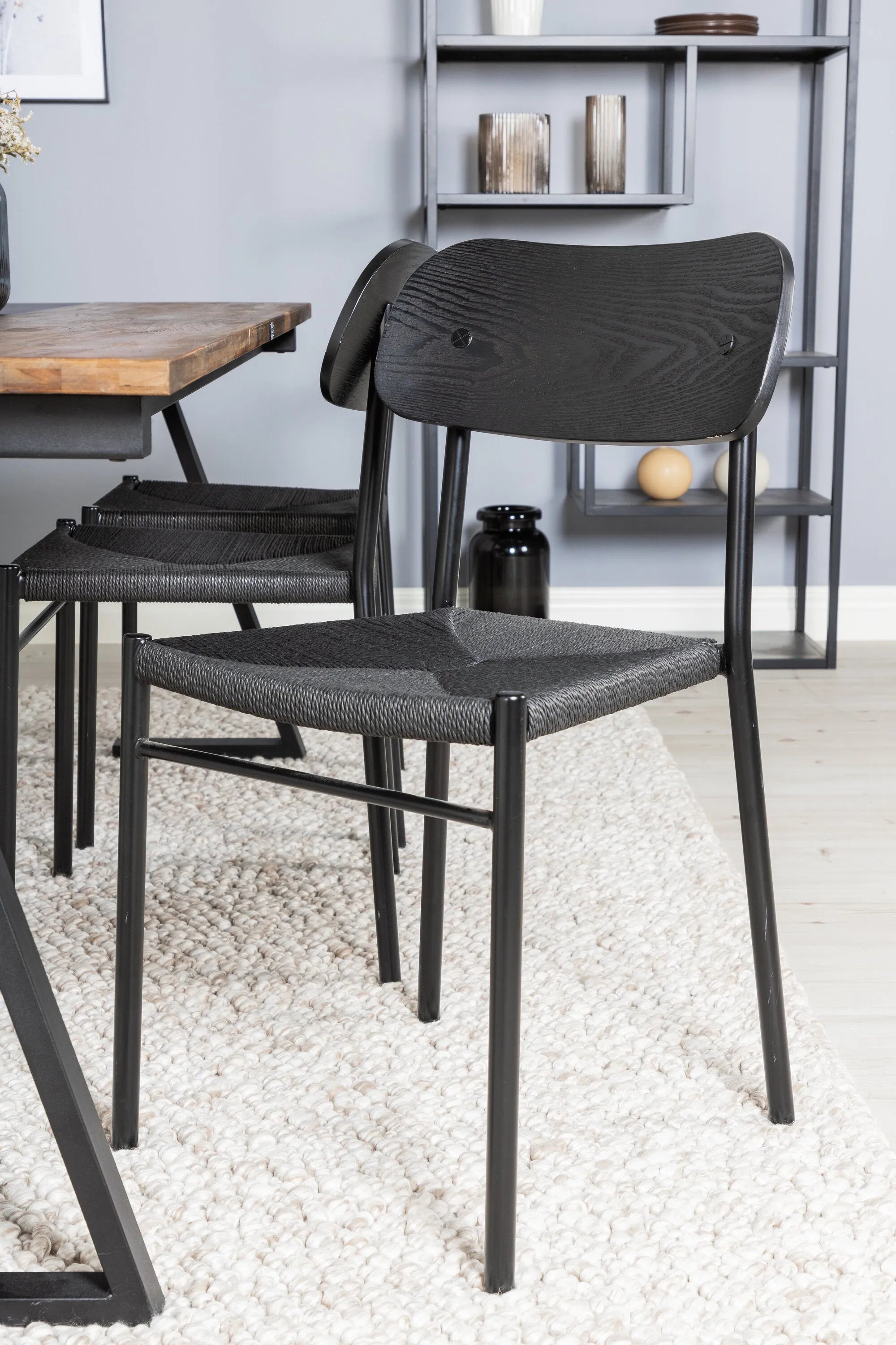 Esszimmer Set Jakarta mit Stuhl Polly in Dunkel Natur/Schwarz präsentiert im Onlineshop von KAQTU Design AG. Esszimmerset ist von Venture Home