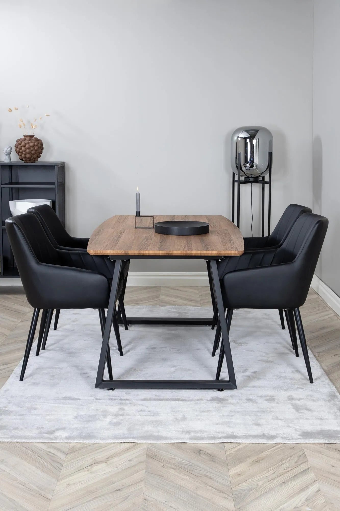 Esszimmer Set Inca mit Stuhl Comfort in Schwarz Schwarz präsentiert im Onlineshop von KAQTU Design AG. Esszimmerset ist von Venture Home