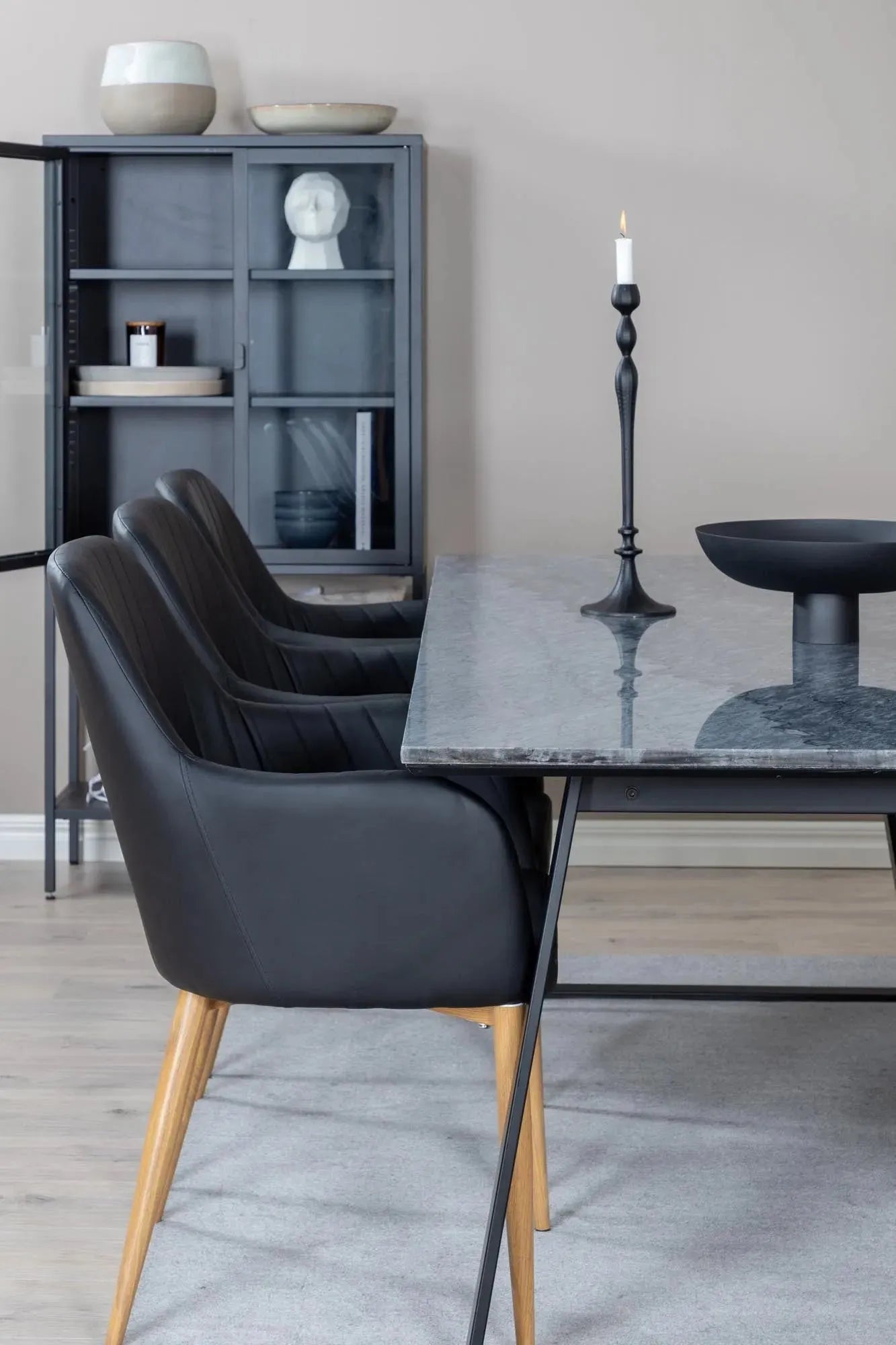 Esszimmer Set Estelle mit Stuhl Comfort in Schwarz Schwarz präsentiert im Onlineshop von KAQTU Design AG. Esszimmerset ist von Venture Home