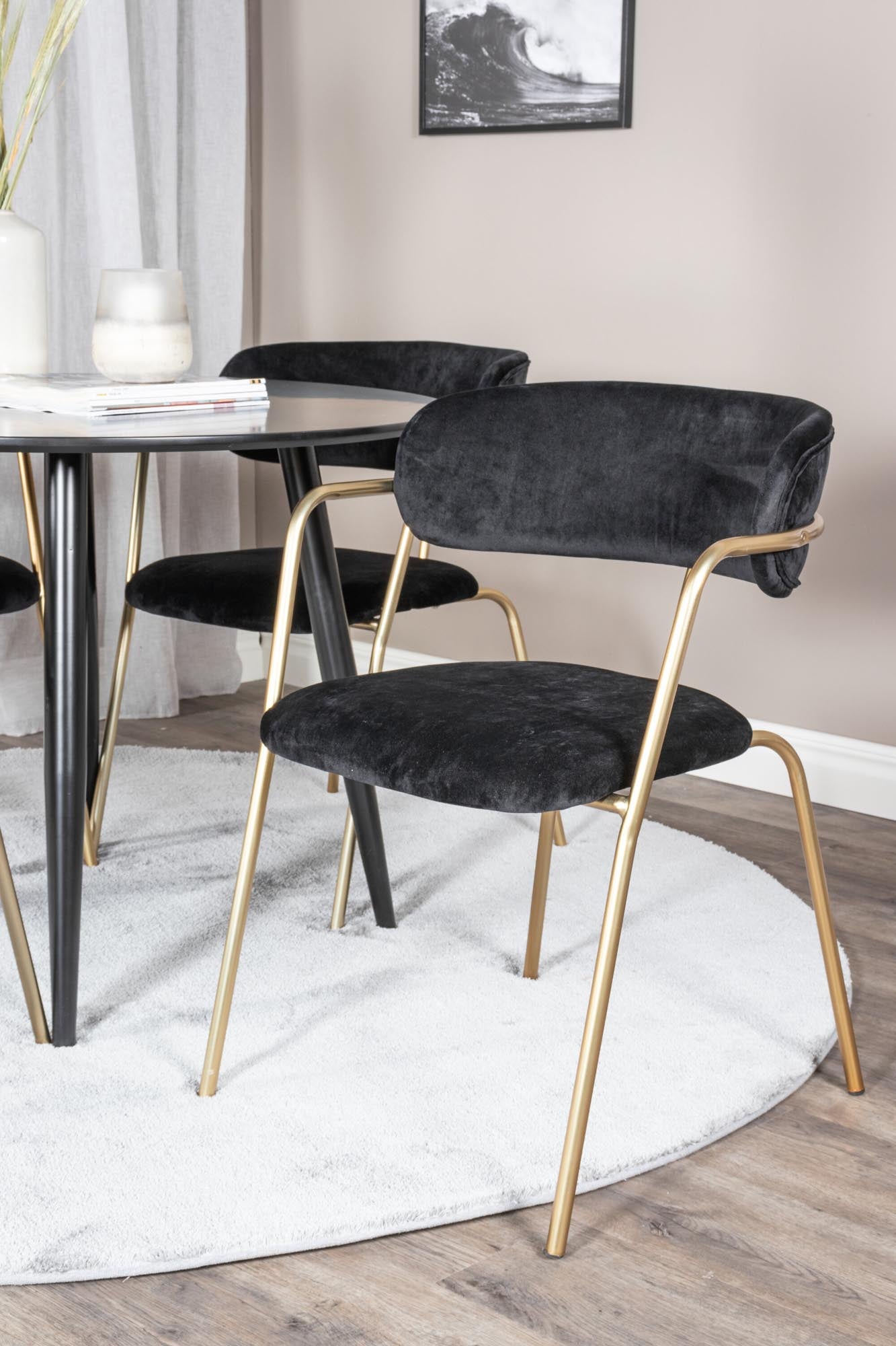 Esszimmer Set Plaza mit Stuhl Arrow in Schwarz/Schwarz/Gold präsentiert im Onlineshop von KAQTU Design AG. Esszimmerset ist von Venture Home