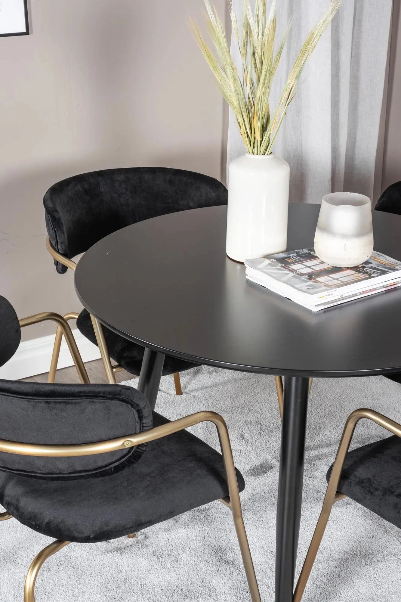 Esszimmer Set Plaza mit Stuhl Arrow in Schwarz/Schwarz/Gold präsentiert im Onlineshop von KAQTU Design AG. Esszimmerset ist von Venture Home