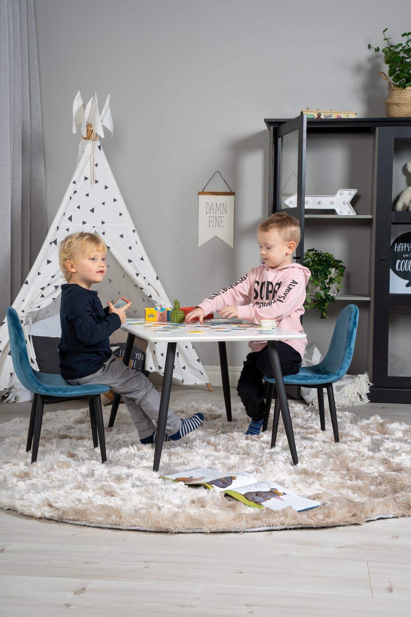 Esszimmer Set Polar mit Stuhl Polar in Weiss/Grau/Weiss präsentiert im Onlineshop von KAQTU Design AG. Esszimmerset ist von Venture Home