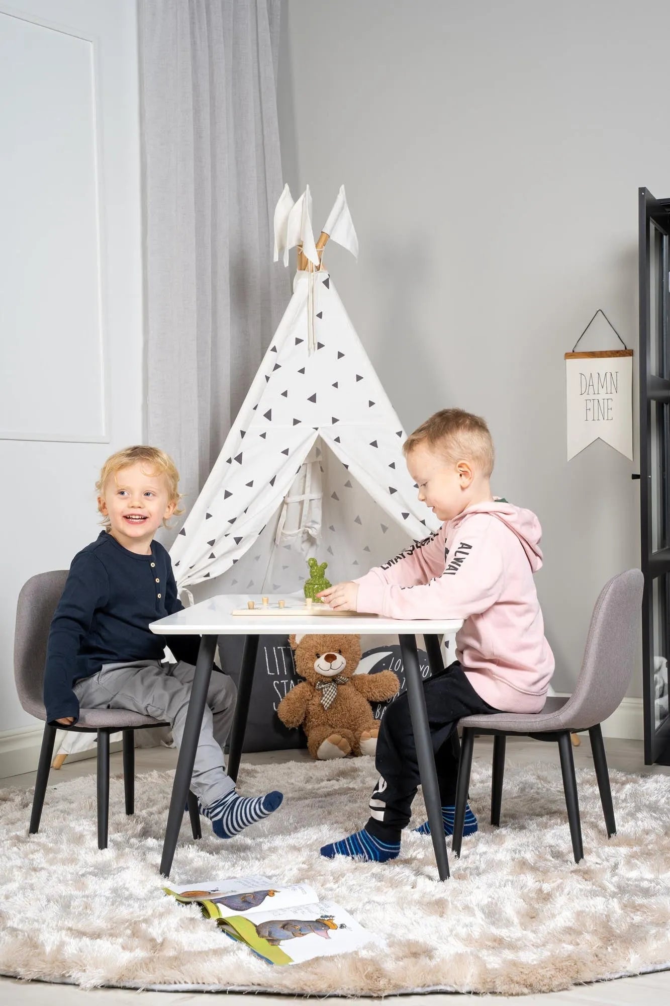 Esszimmer Set Polar mit Stuhl Polar in Weiss/Grau/Weiss präsentiert im Onlineshop von KAQTU Design AG. Esszimmerset ist von Venture Home