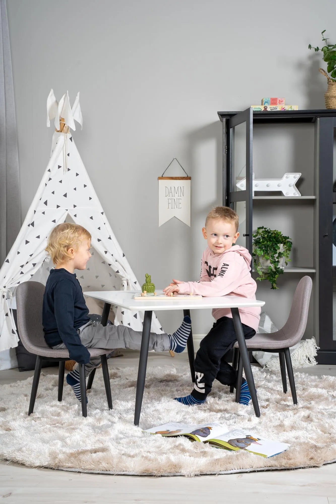 Esszimmer Set Polar mit Stuhl Polar in Weiss/Grau/Weiss präsentiert im Onlineshop von KAQTU Design AG. Esszimmerset ist von Venture Home