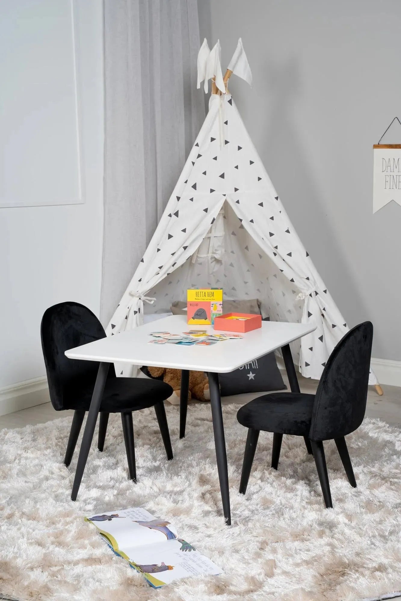 Esszimmer Set Polar mit Stuhl Velvet in Weiss schwarz präsentiert im Onlineshop von KAQTU Design AG. Esszimmerset ist von Venture Home