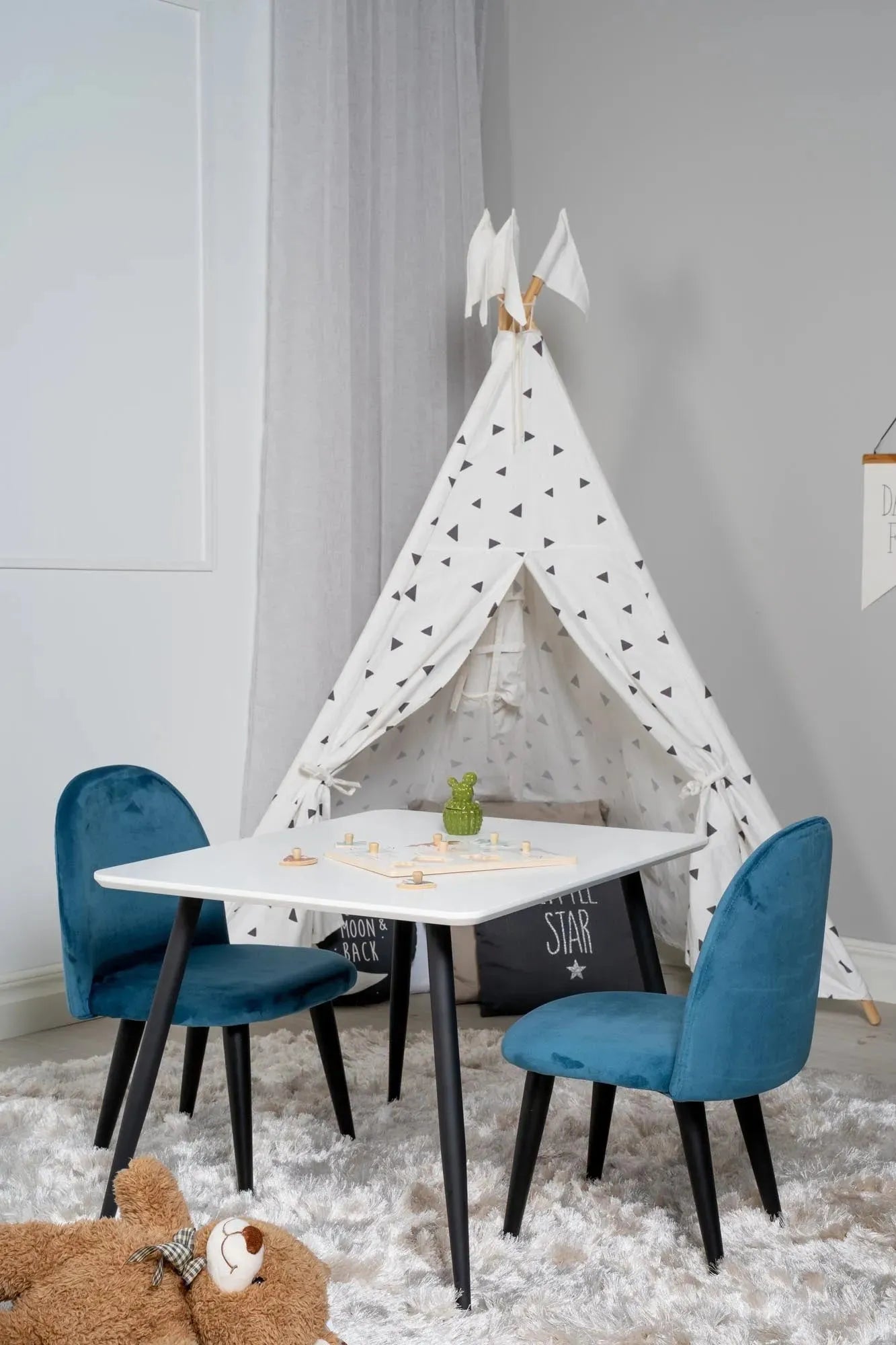 Esszimmer Set Polar mit Stuhl Velvet in Weiss schwarz präsentiert im Onlineshop von KAQTU Design AG. Esszimmerset ist von Venture Home