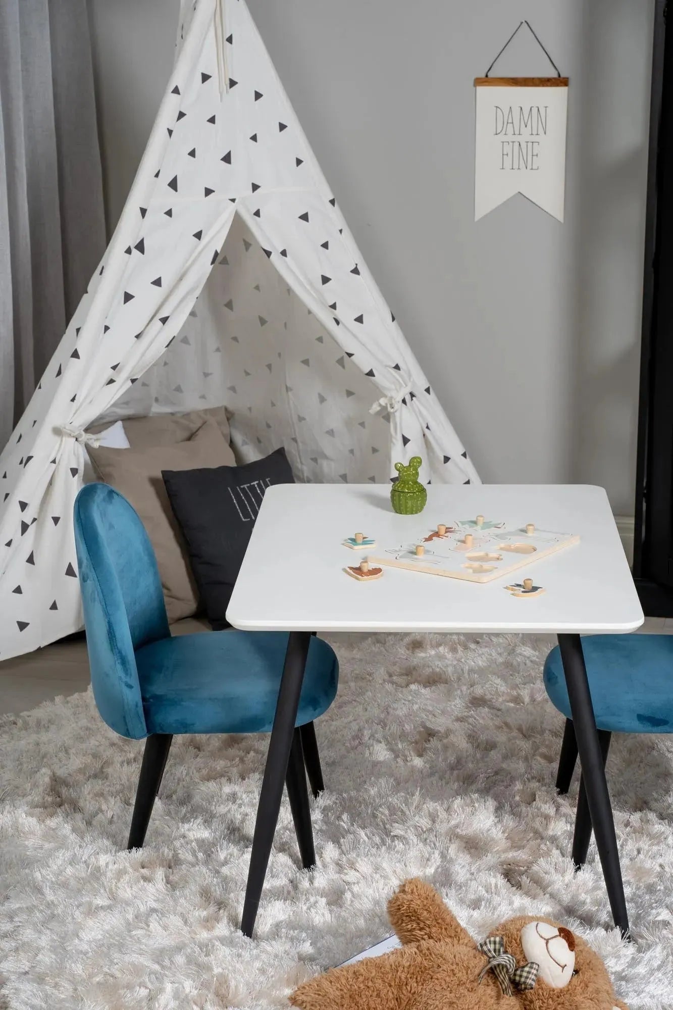 Esszimmer Set Polar mit Stuhl Velvet in Weiss schwarz präsentiert im Onlineshop von KAQTU Design AG. Esszimmerset ist von Venture Home