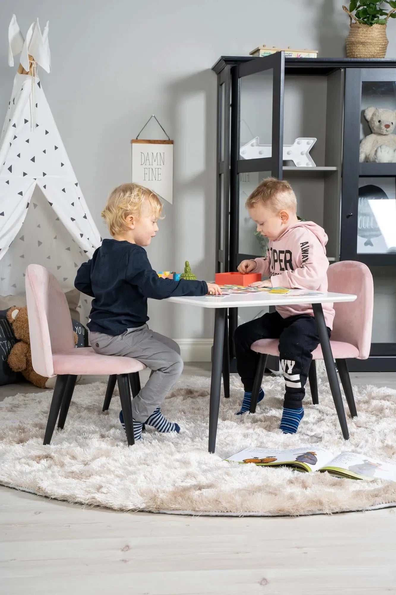 Esszimmer Set Polar mit Stuhl Velvet in Weiss schwarz präsentiert im Onlineshop von KAQTU Design AG. Esszimmerset ist von Venture Home