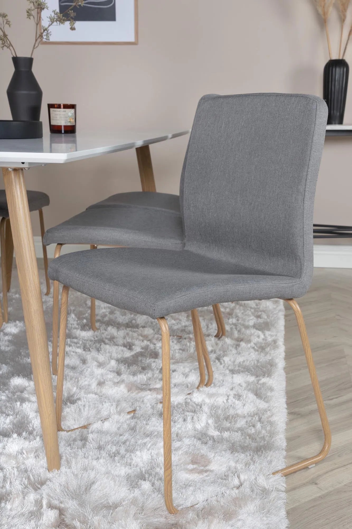 Esszimmer Set Polar mit Stuhl Mace in Weiss/Grau/Natur präsentiert im Onlineshop von KAQTU Design AG. Esszimmerset ist von Venture Home